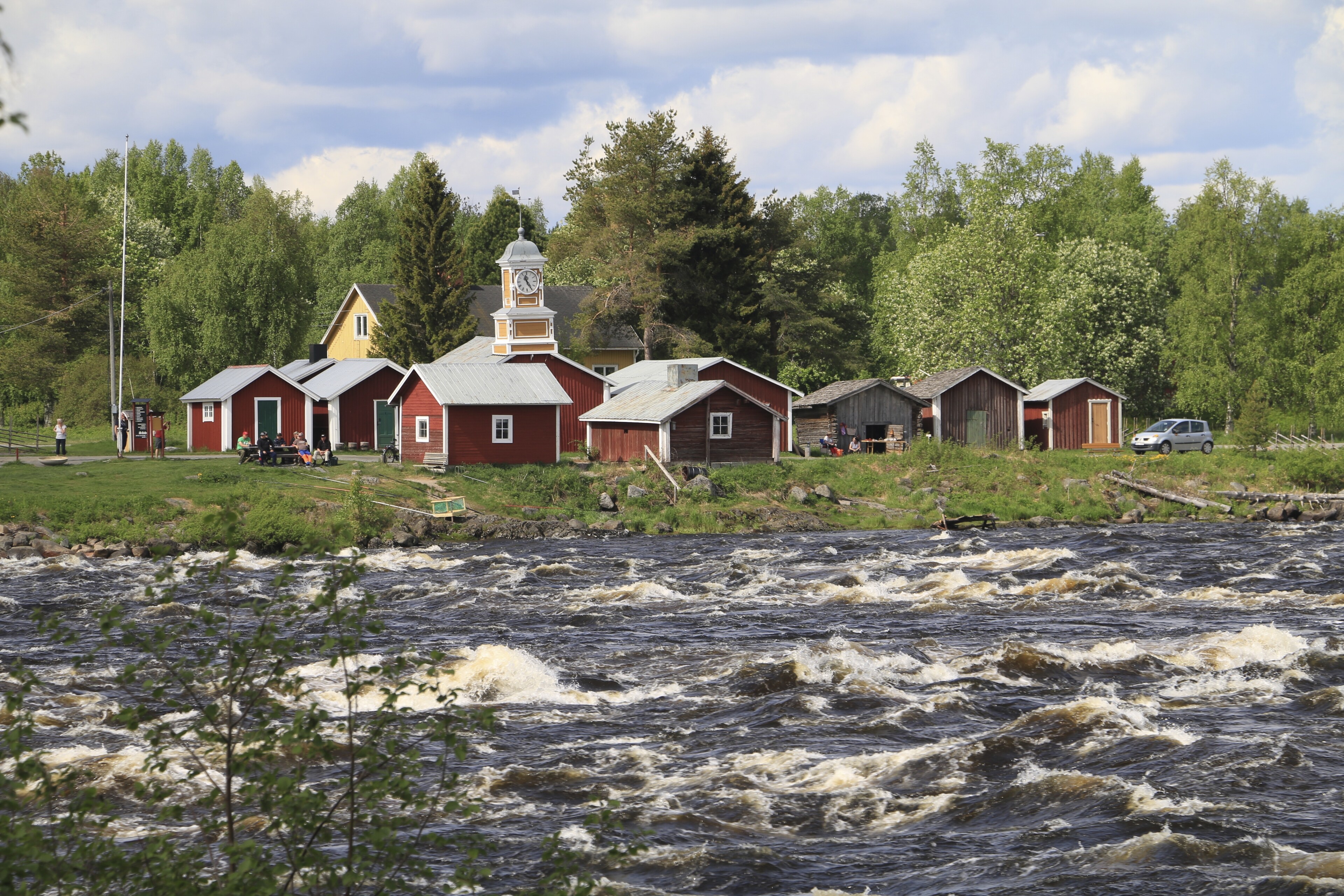 Häuser vor einem Fluss in Kemi, Finnland