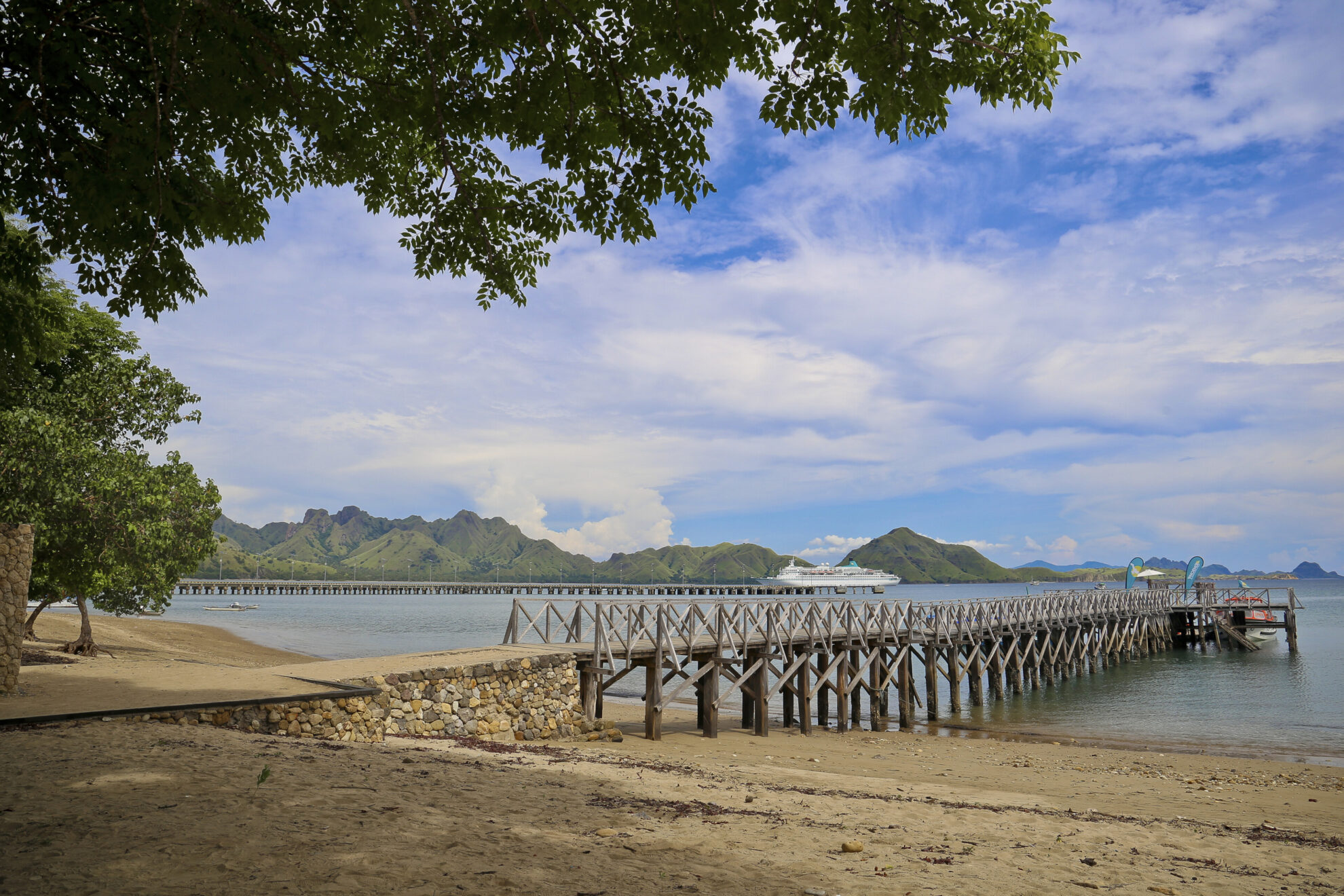 MS Albatros liegt vor Komodo Island, Indonesien