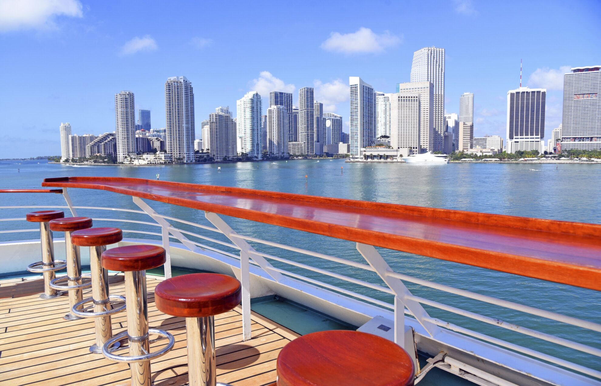 Barhocker an Deck der MS Amadea