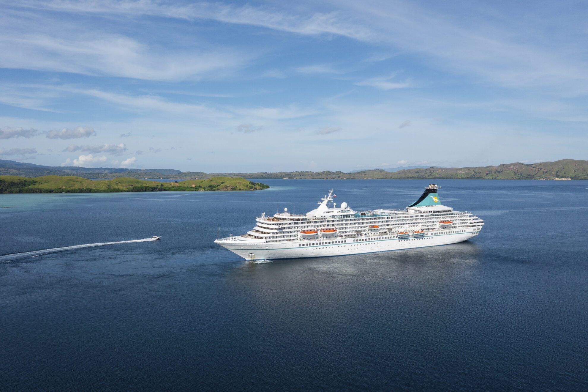 MS Artania vor Komodo