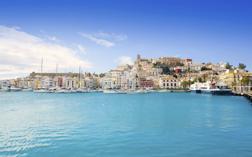 Ibiza-Stadt auf Ibiza in Spanien auf einer Kreuzfahrt entdecken