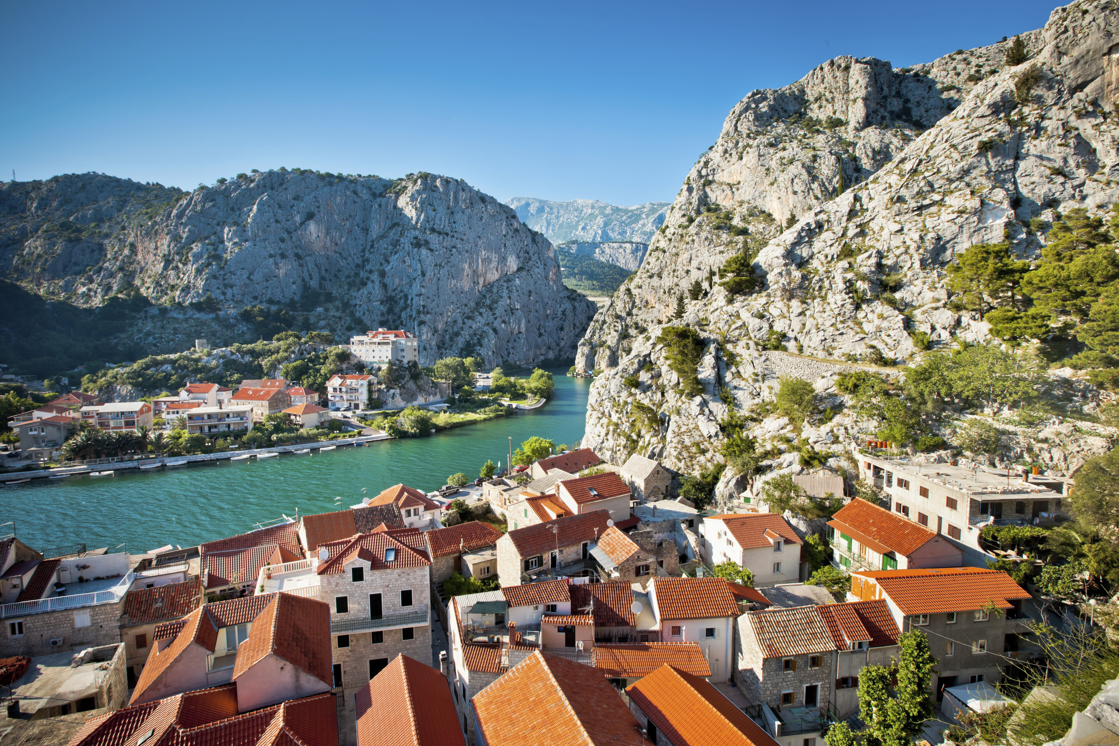 Die Stadt Omis und der Fluss Cetina, Kroatien