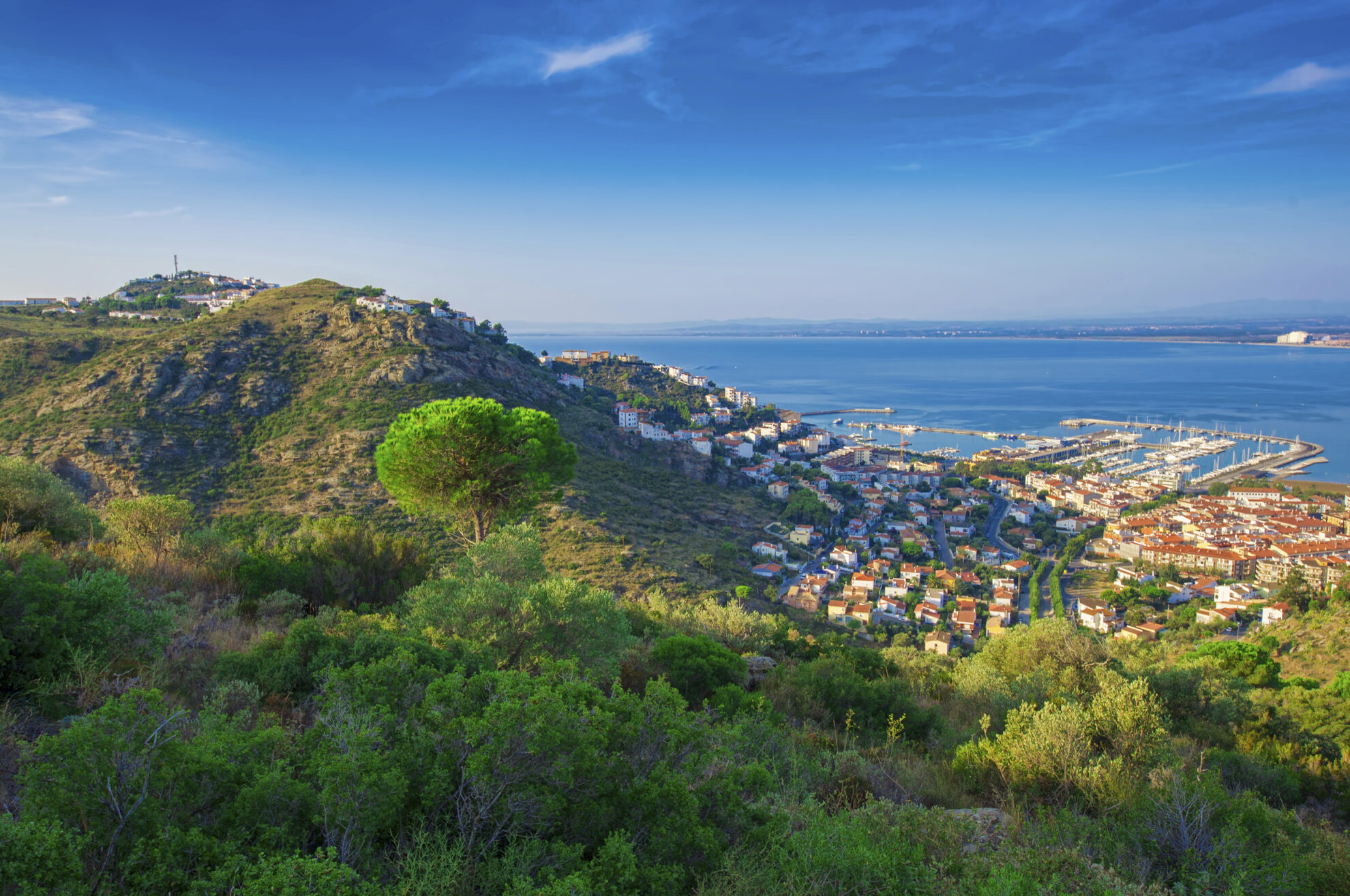 Luftaufnahme der Küste von Roses, Spanien