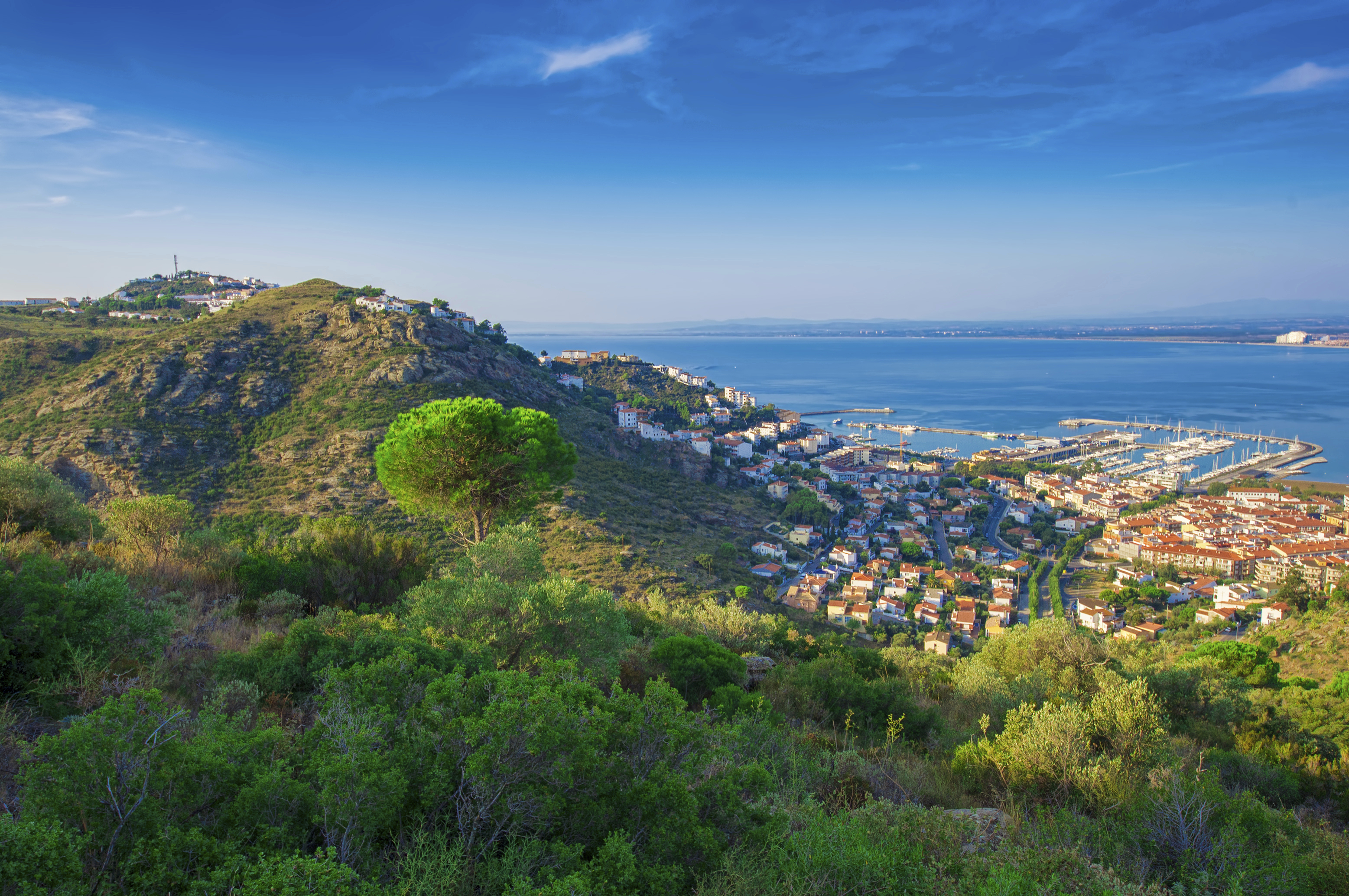 Luftaufnahme der Küste von Roses, Spanien