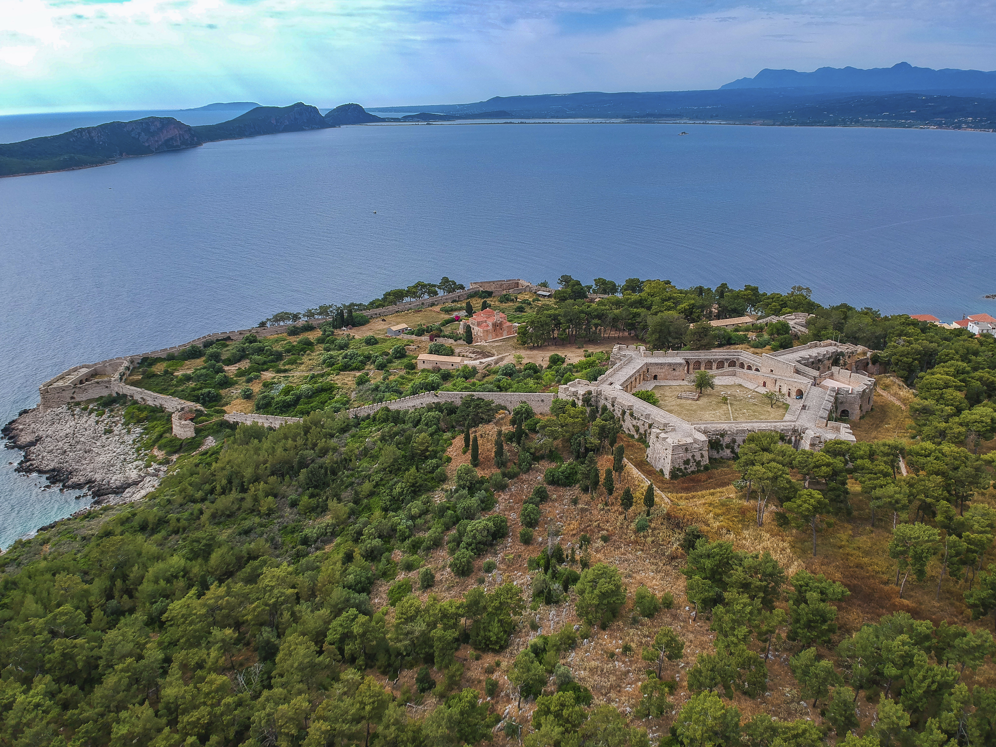 Luftansicht vom Neokastro Schloss in Pylos, Griechenland