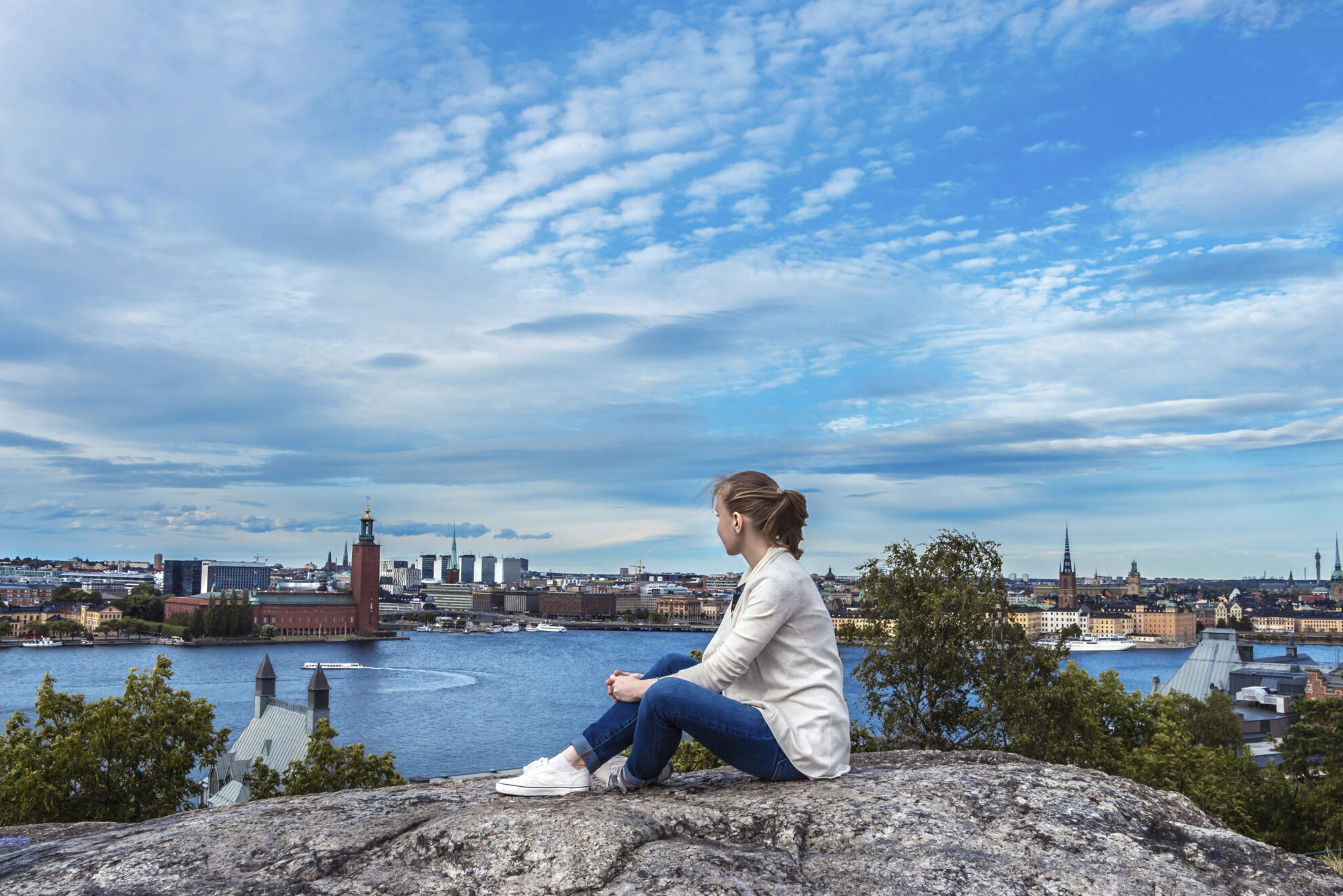 Frau mit Aussicht auf Stockholm