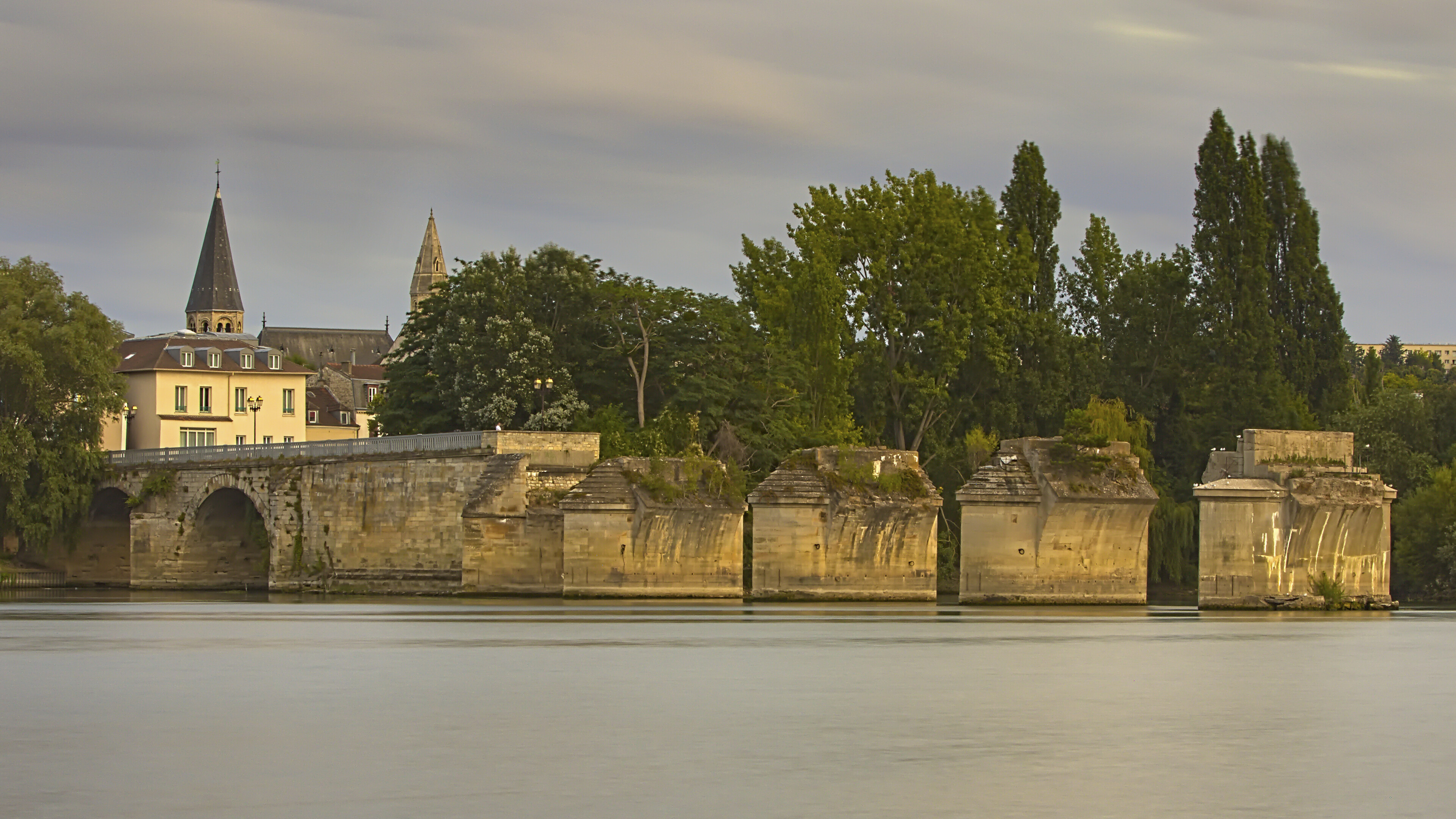 Alte Bruecke in Poissy, Frankreich