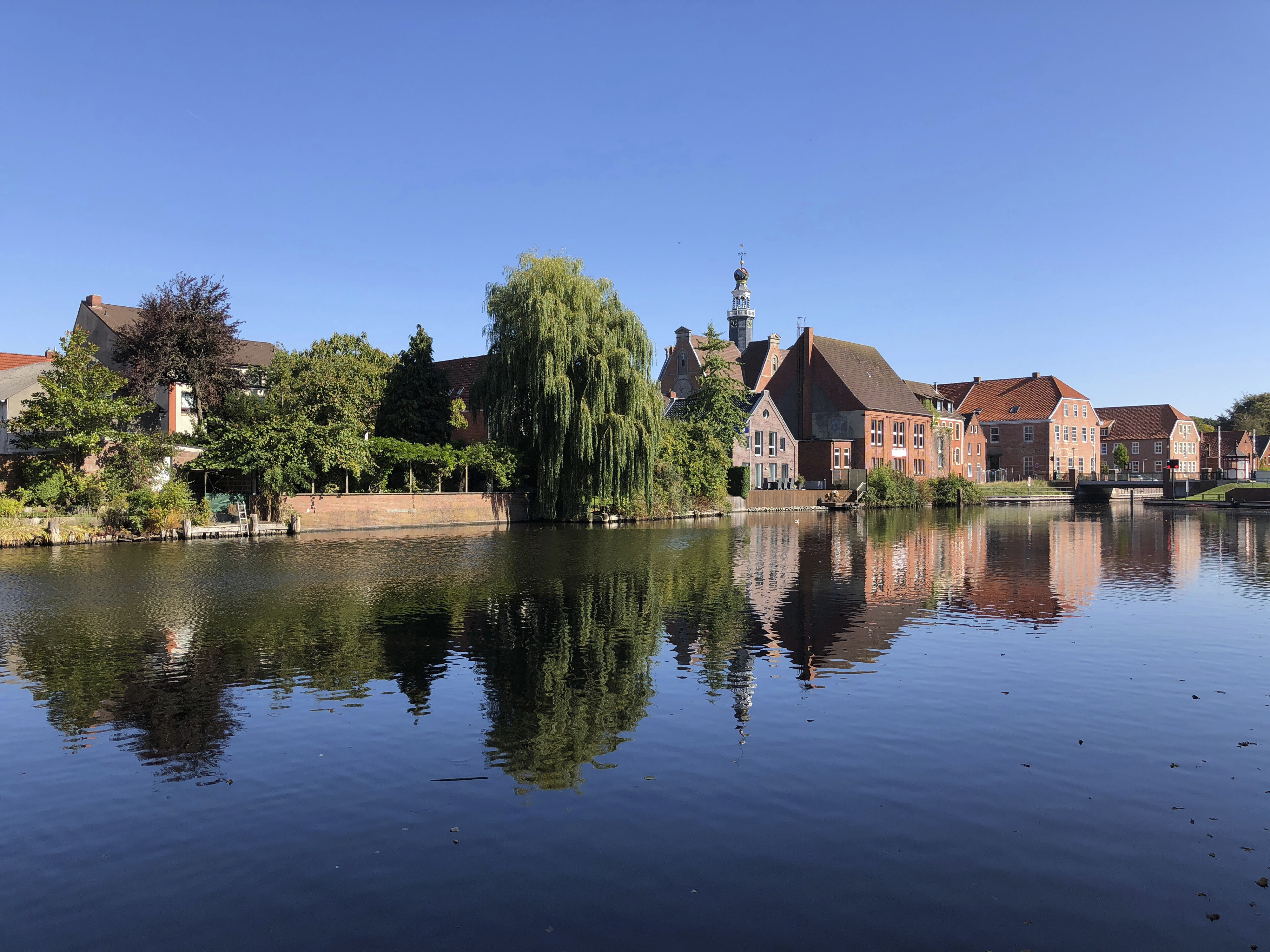 Haeuser am Ufer von Emden, Deutschland