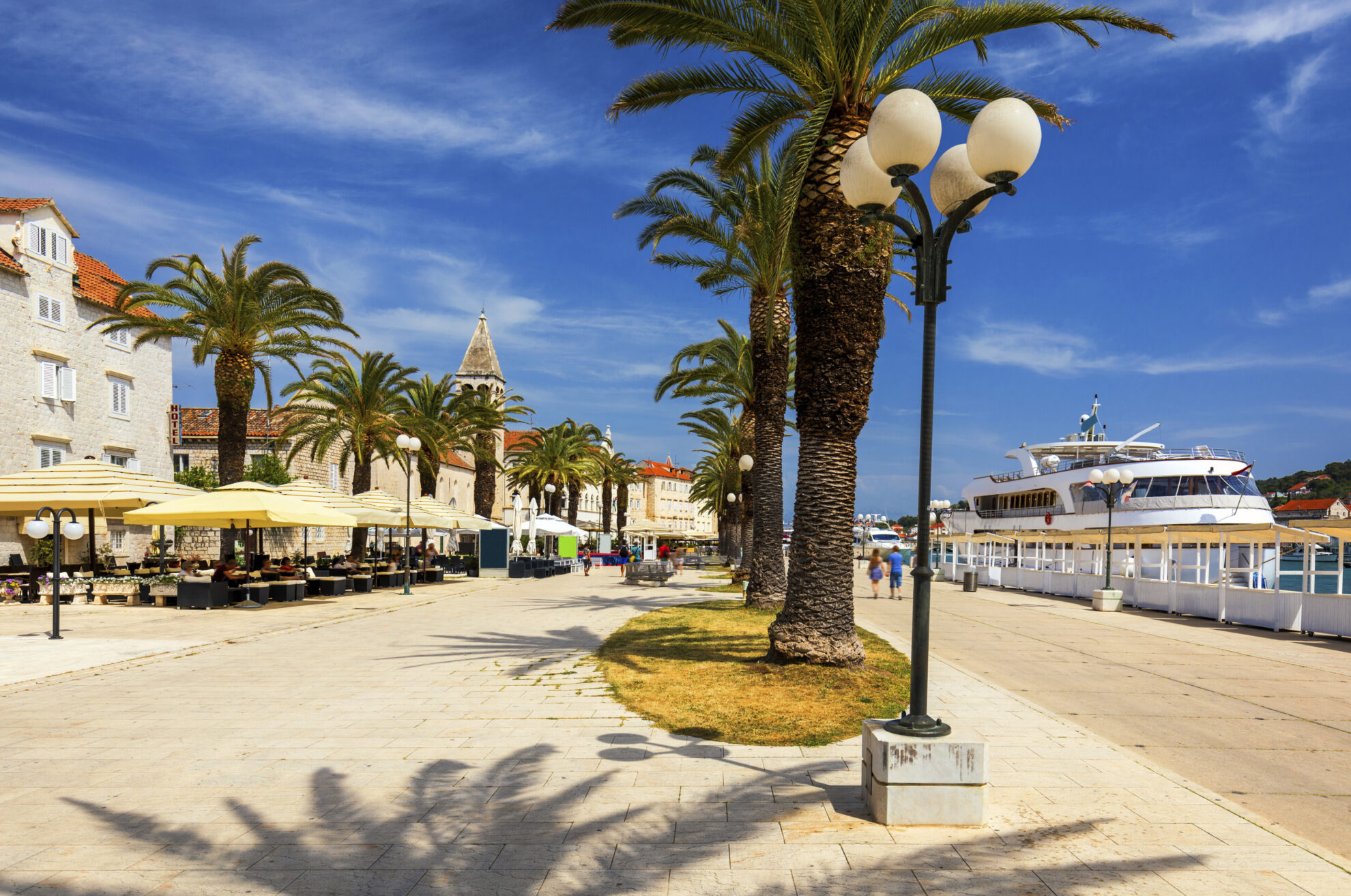 Hafenpromenade in Trogir, Kroatien