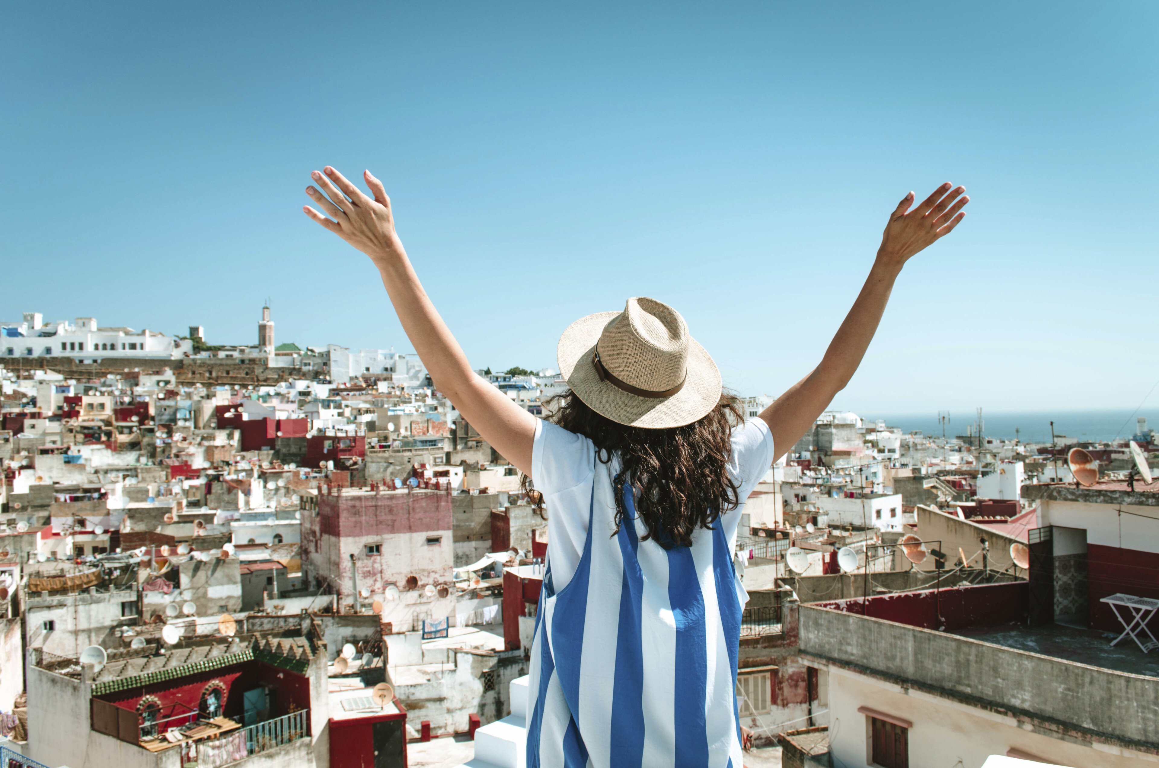 Frau in Tanger auf einer Dachterasse, Marokko