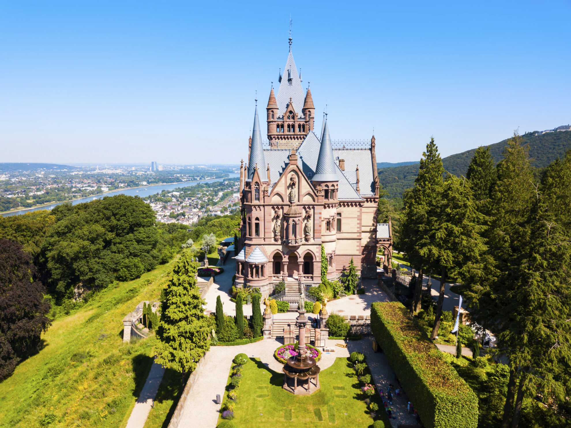 Luftaufnahme vom Schloss Drachenburg in Königswinter, Deutschland