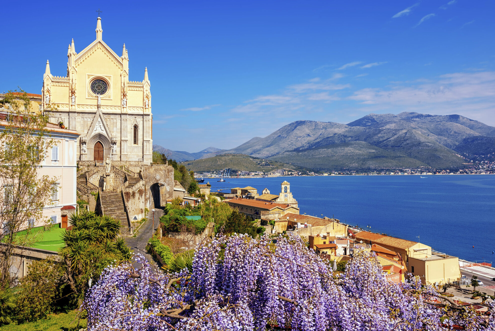 Kirche an der Kueste von Gaeta, Italien