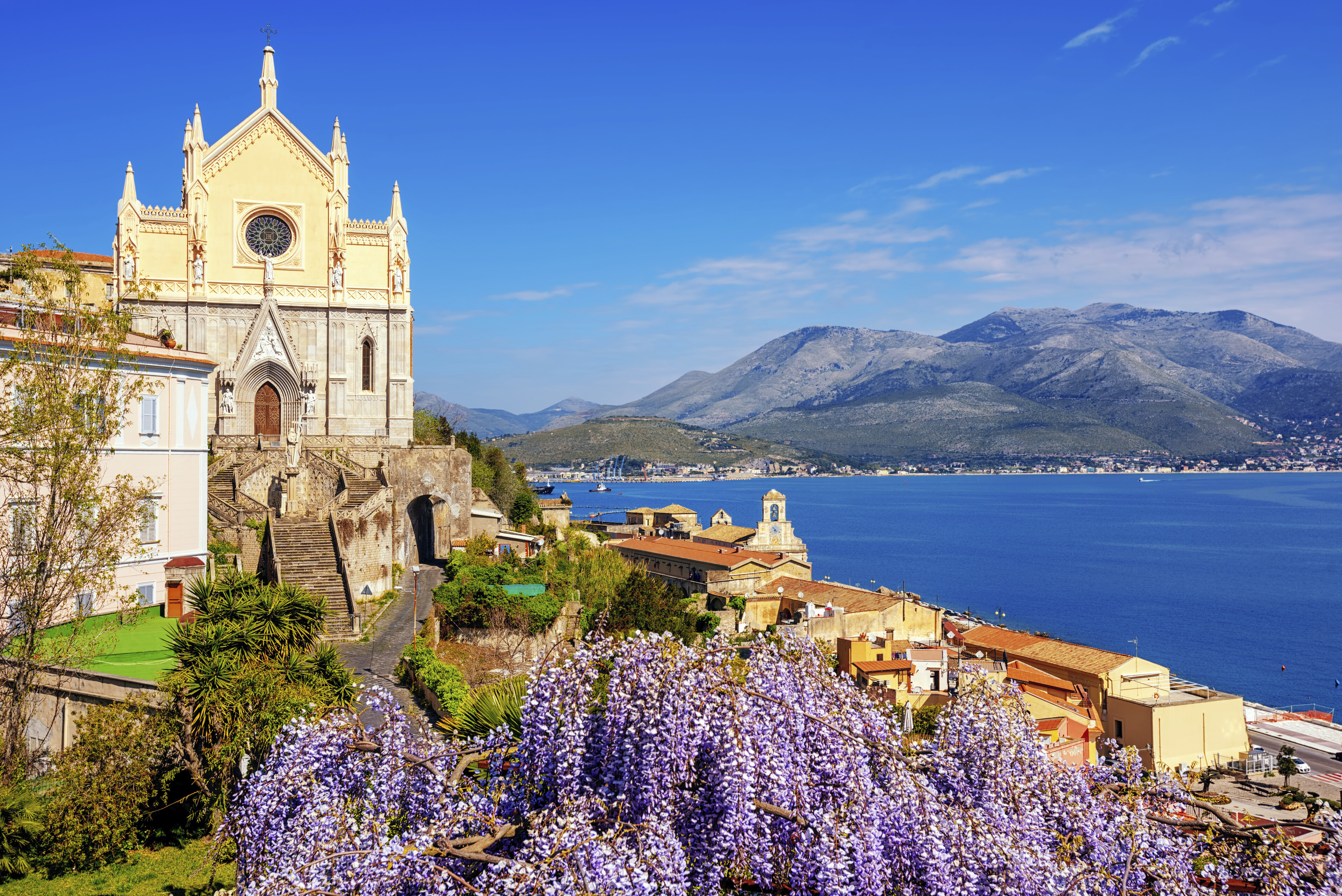 Kirche an der Kueste von Gaeta, Italien