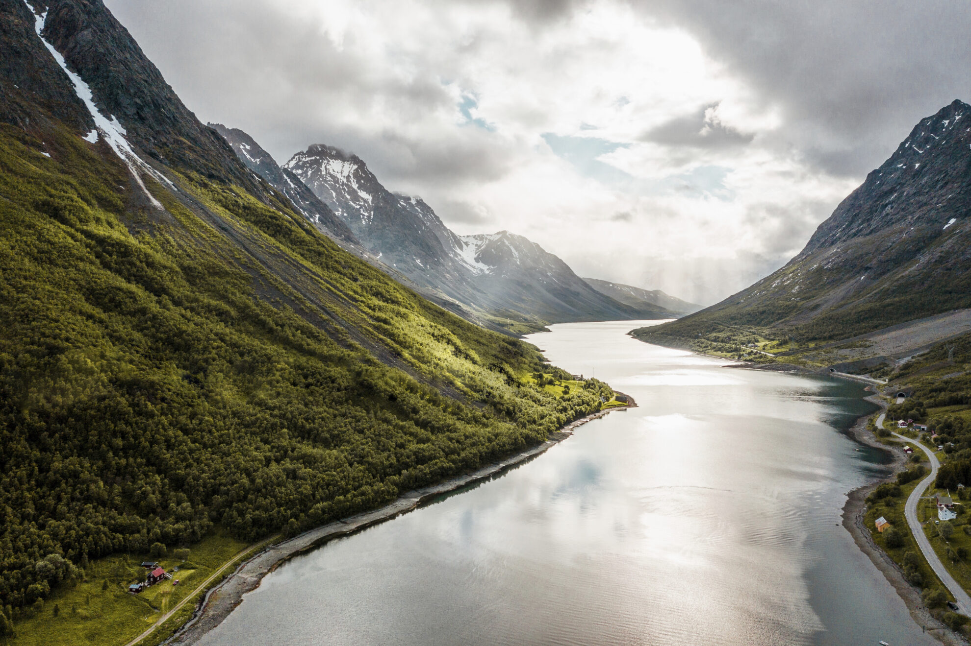 Fjord zwischen Bergen in Lyngseidet, Norwegen