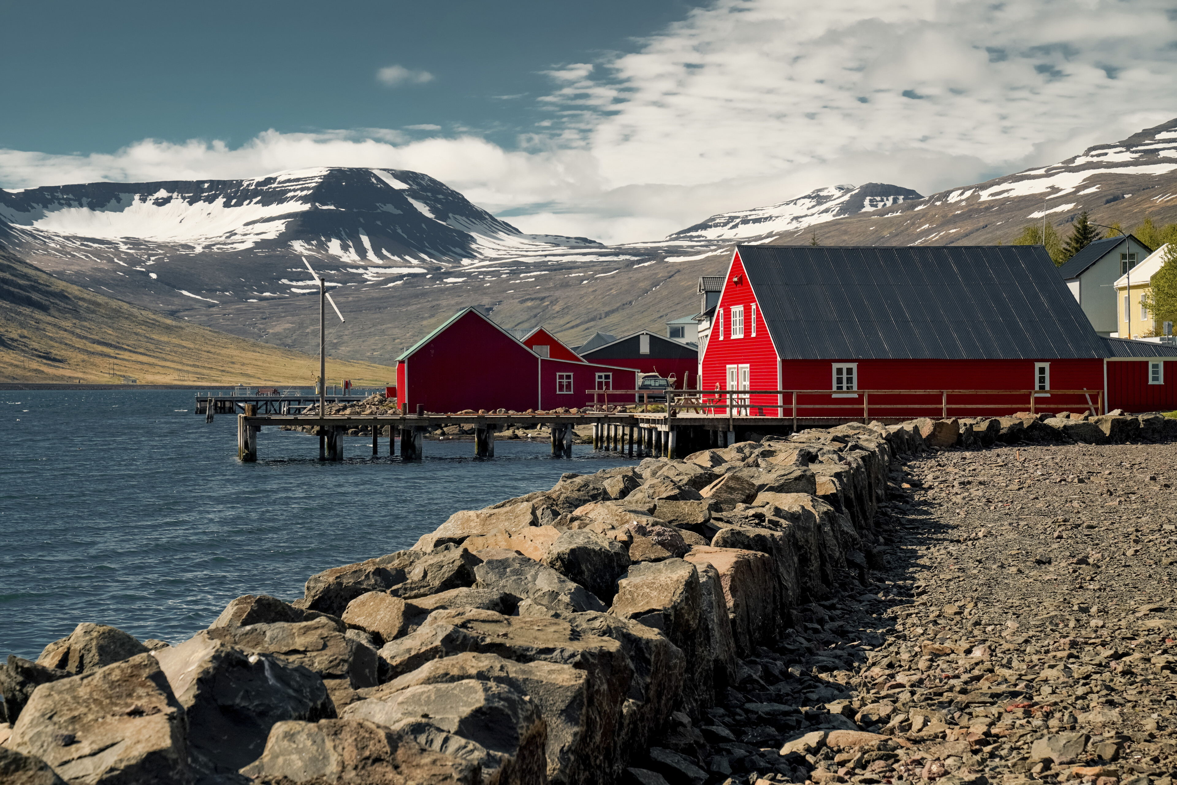 klassische Rote Haeuser, Island