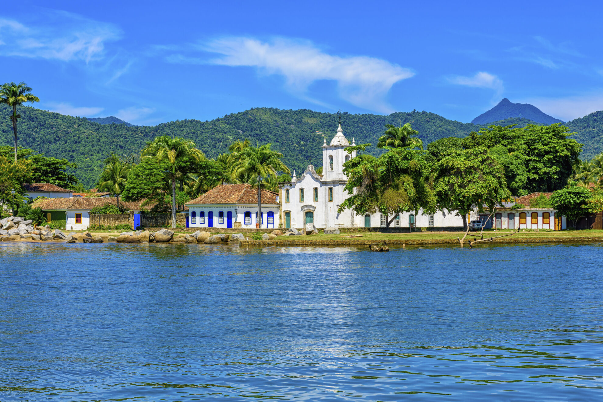 Kirche am Ufer von Parati, Brasilien