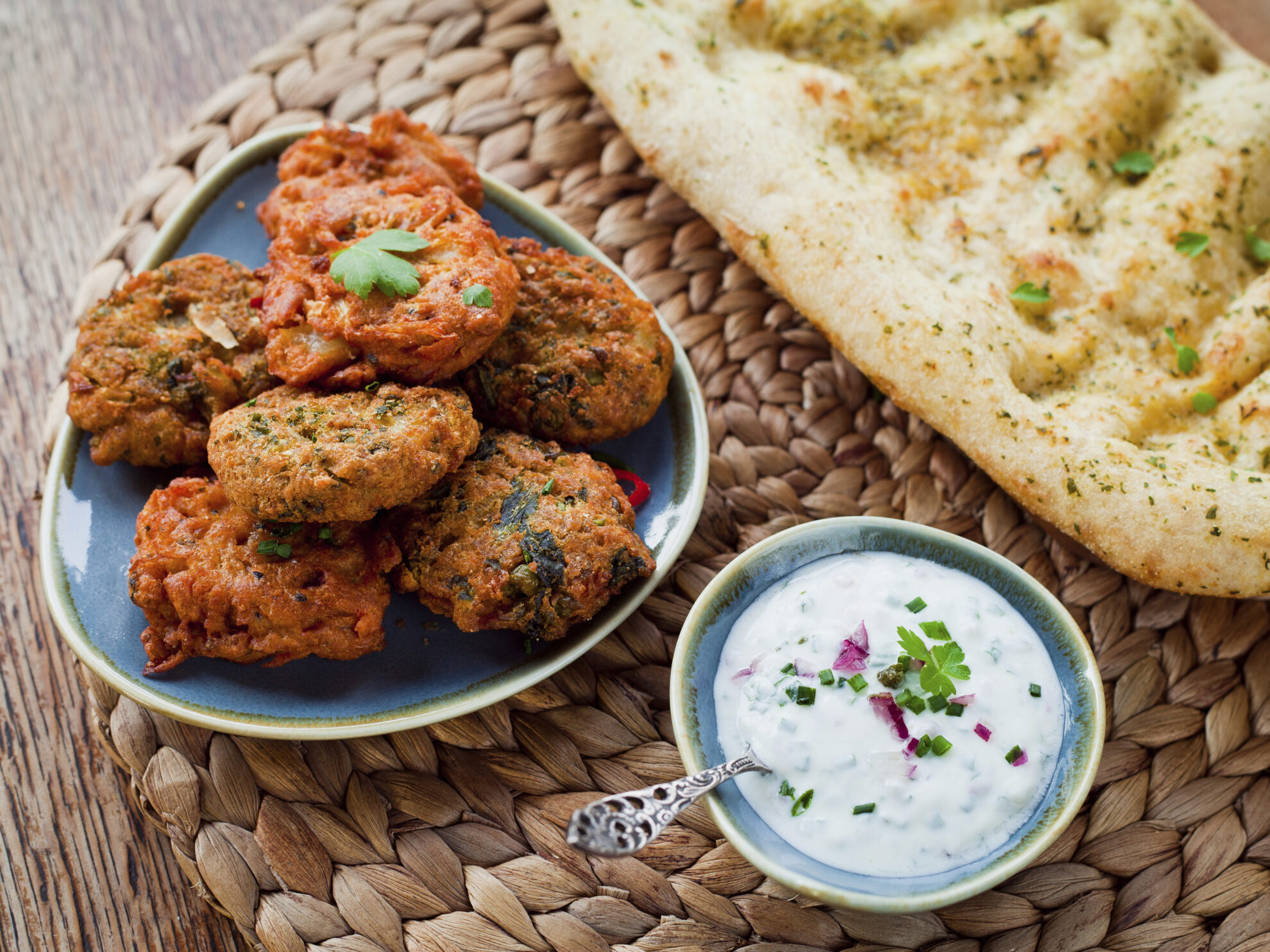 Naanbrot mit Pakoras, Indien