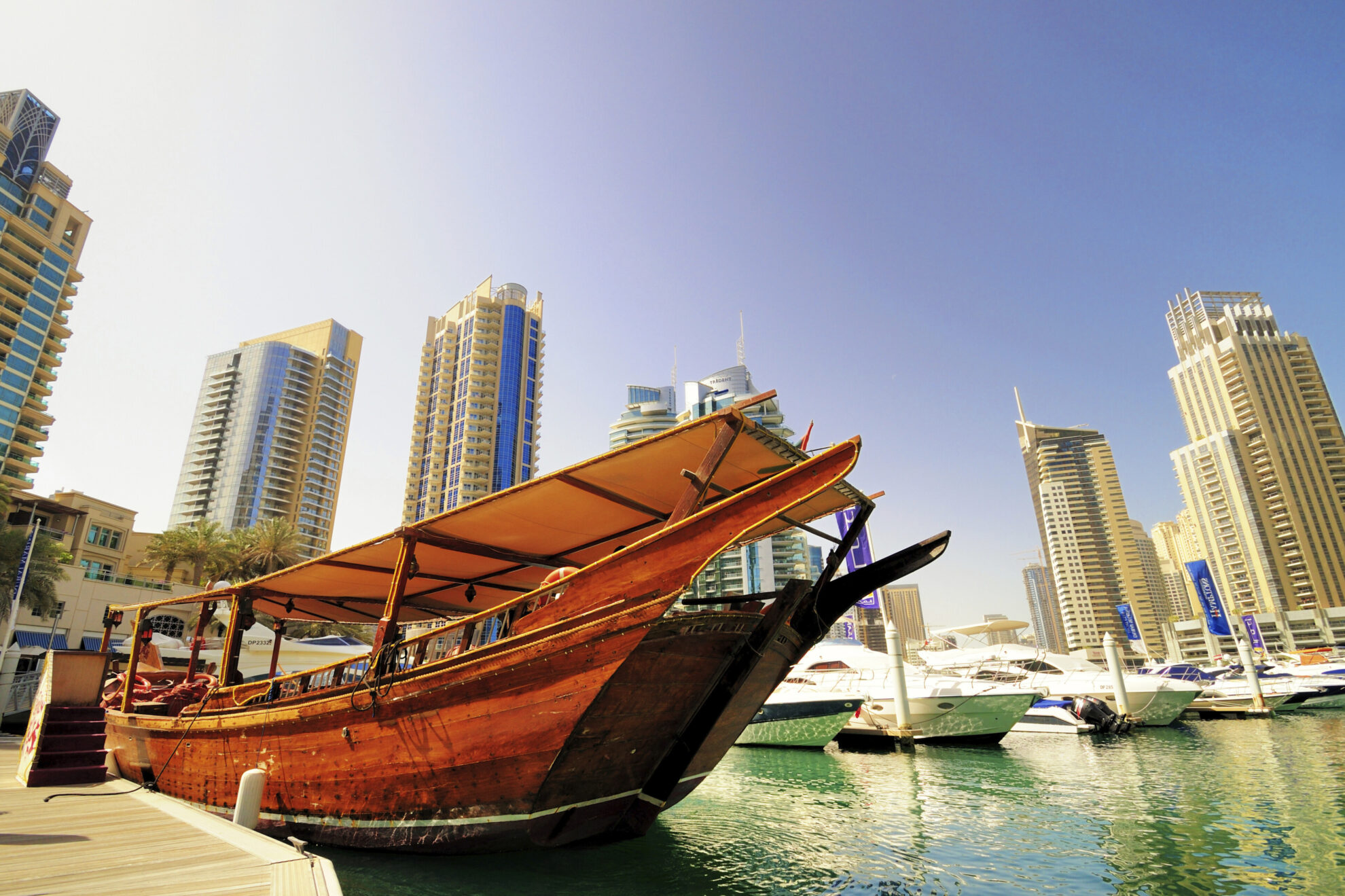 Hafen und Skyline Dubais, VAE