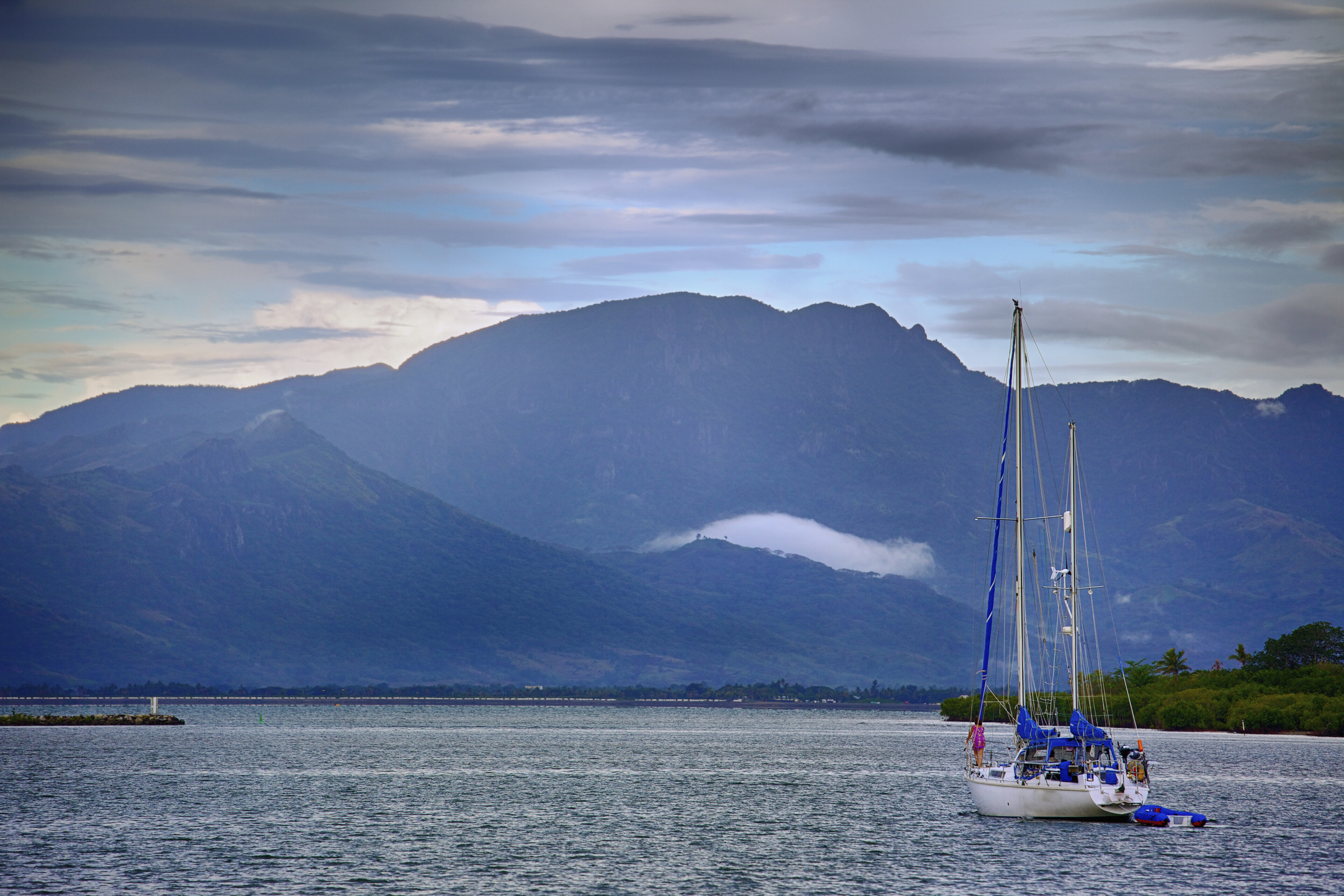 Segelboot kreuzt vor Fidschi