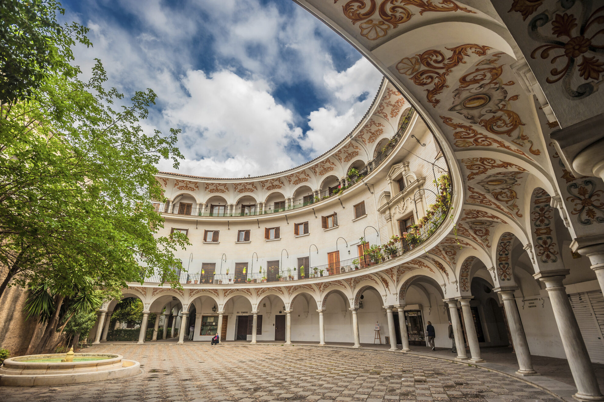 Säulengang an der Plaza de España in Sevilla, Spanien