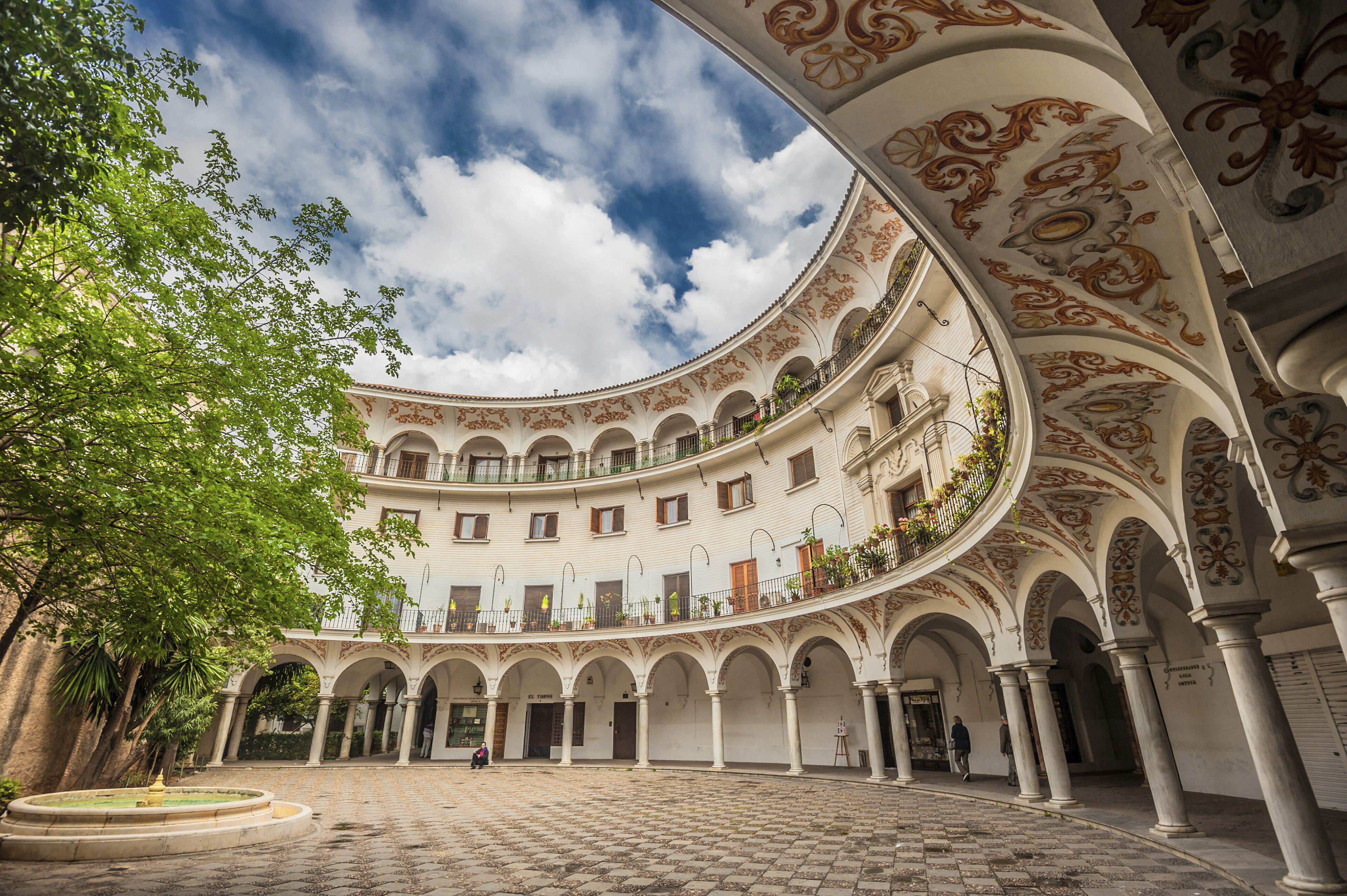 Säulengang an der Plaza de España in Sevilla, Spanien