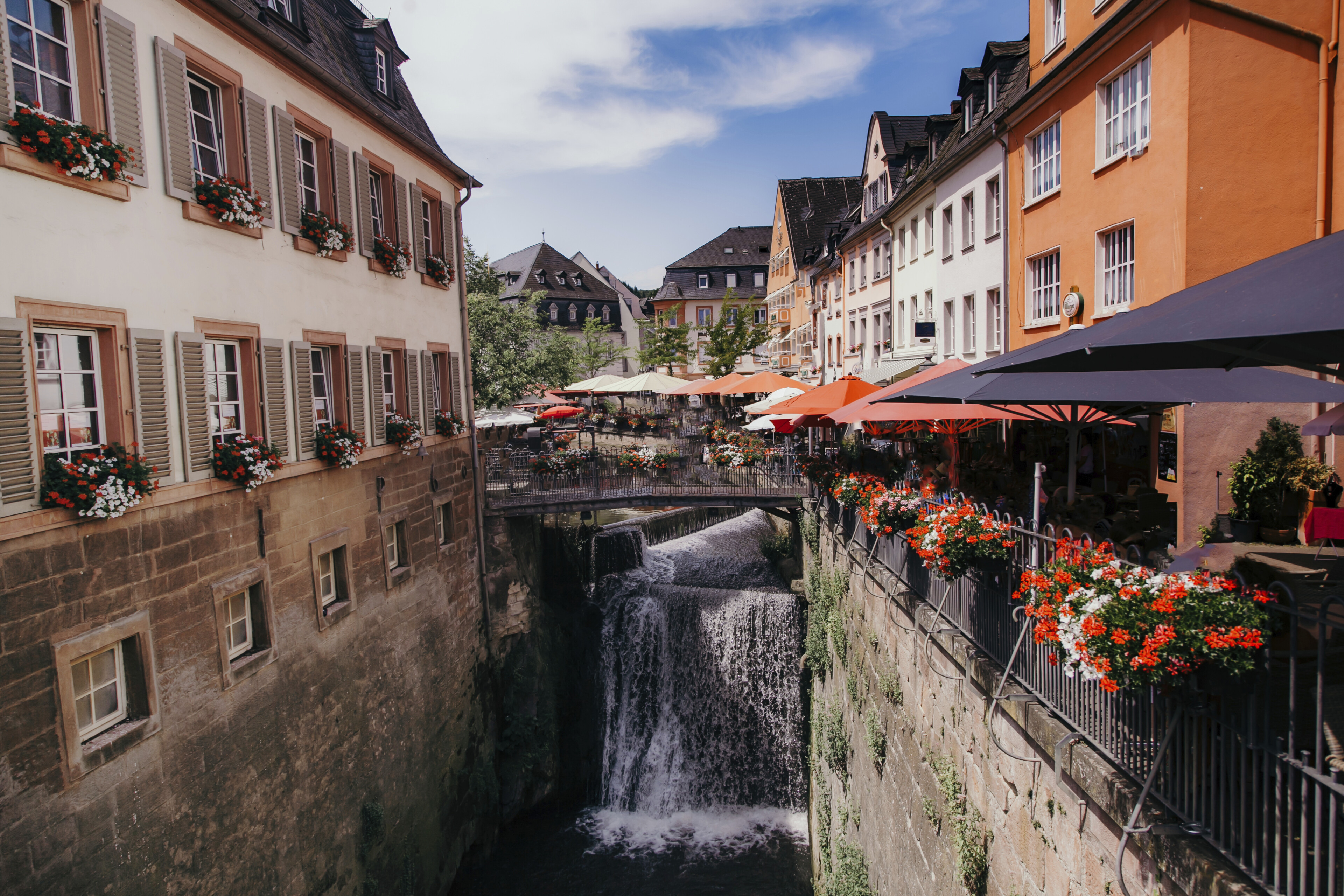Wassefall in der Stadt Saarburg