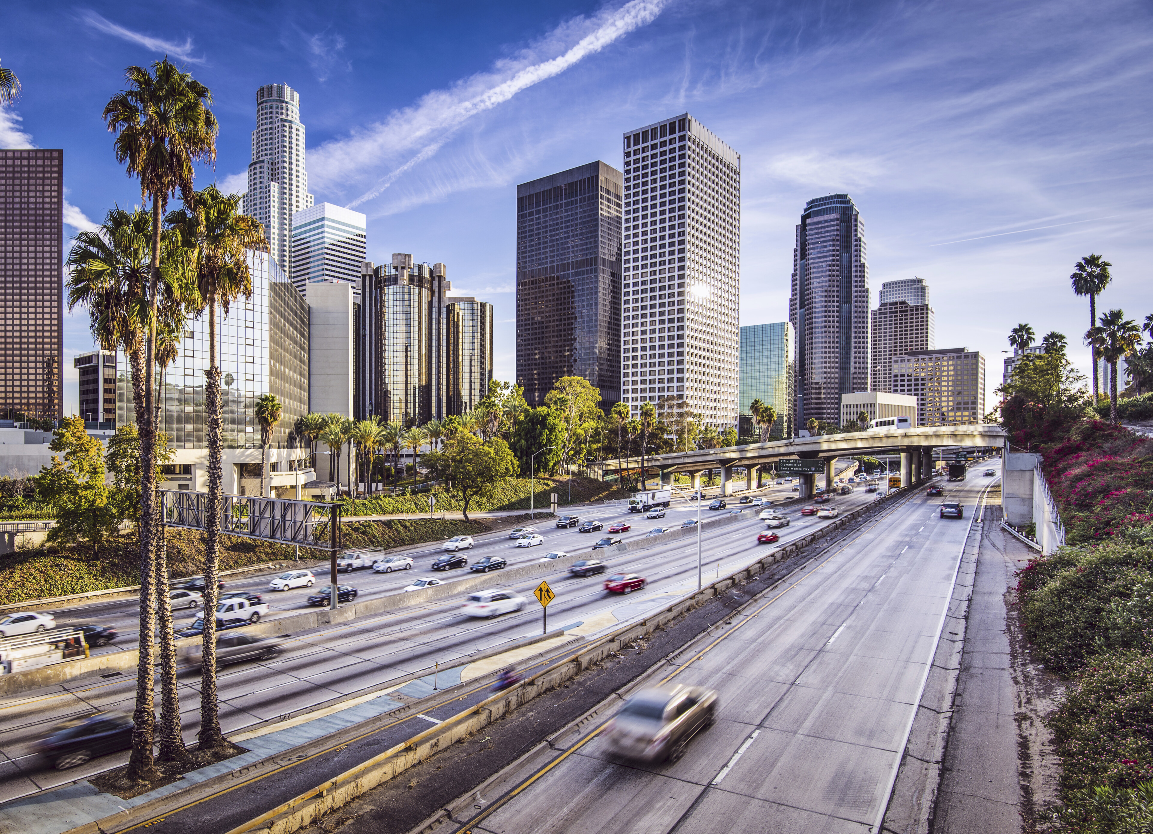 Belebte Straße vor den Wolkenkratzern von Los Angeles, USA