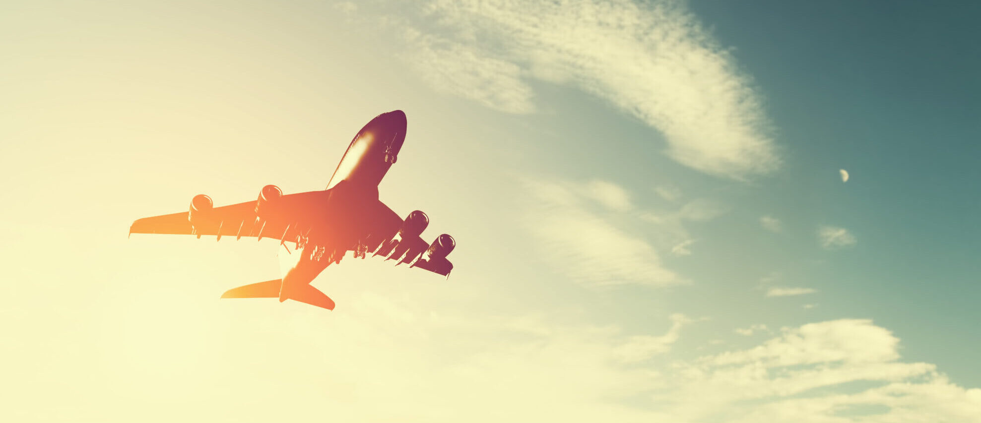 Flugzeug am Himmel, Sonnenuntergang