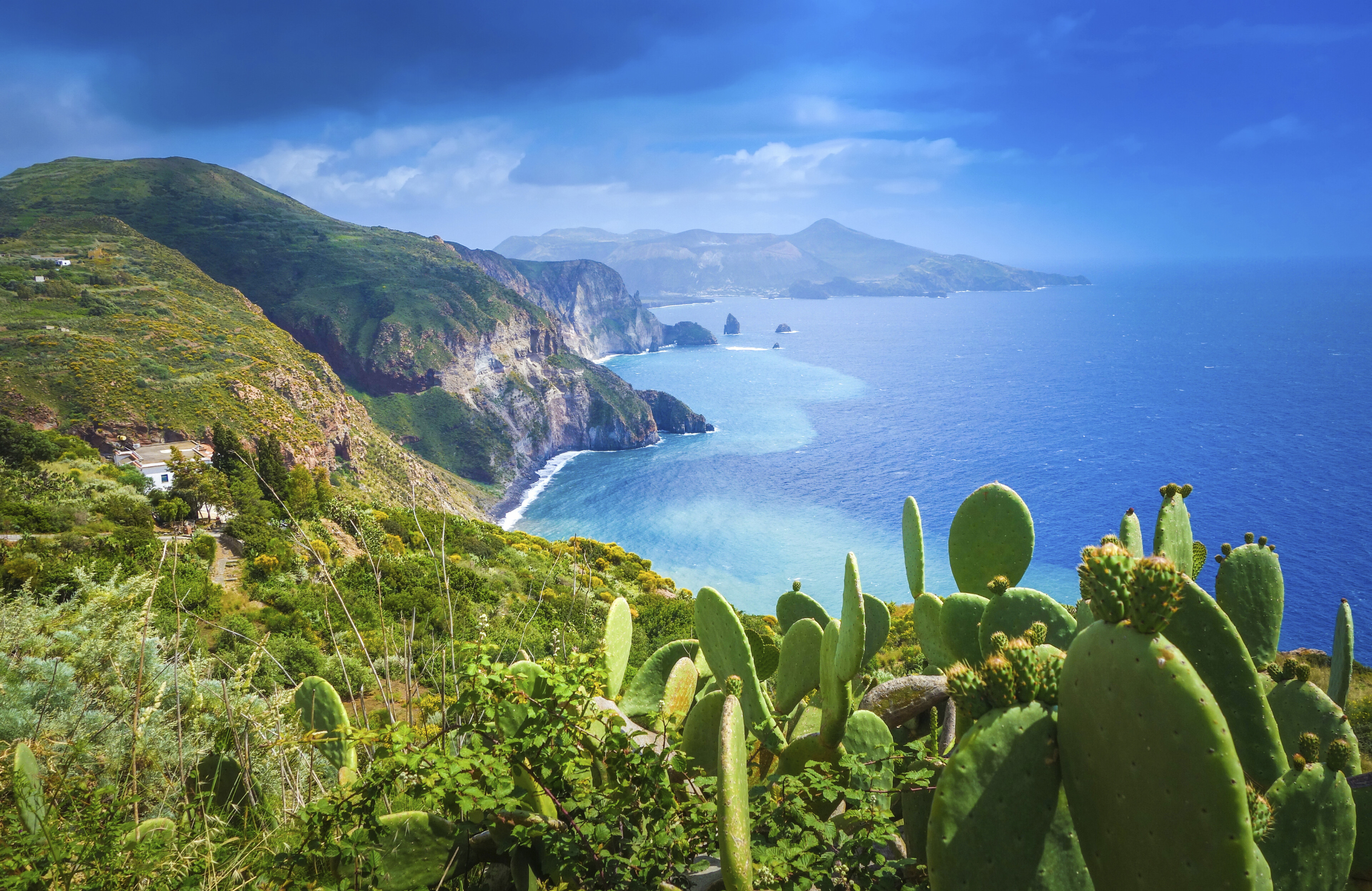 Küste der Insel Lipari, Italien