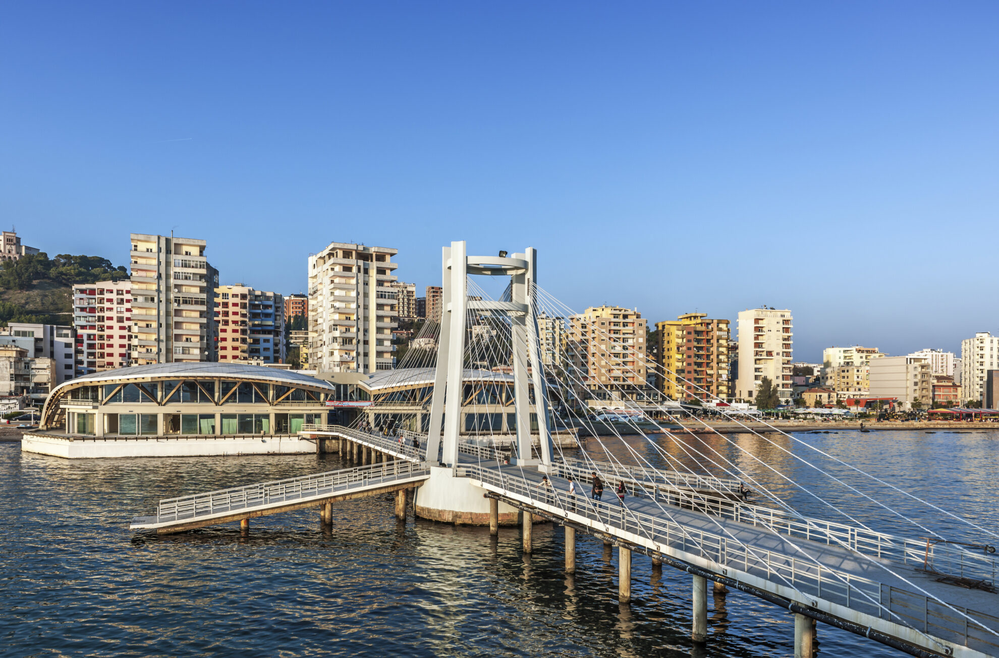 Brücke und Skyline in Durres, Albanien