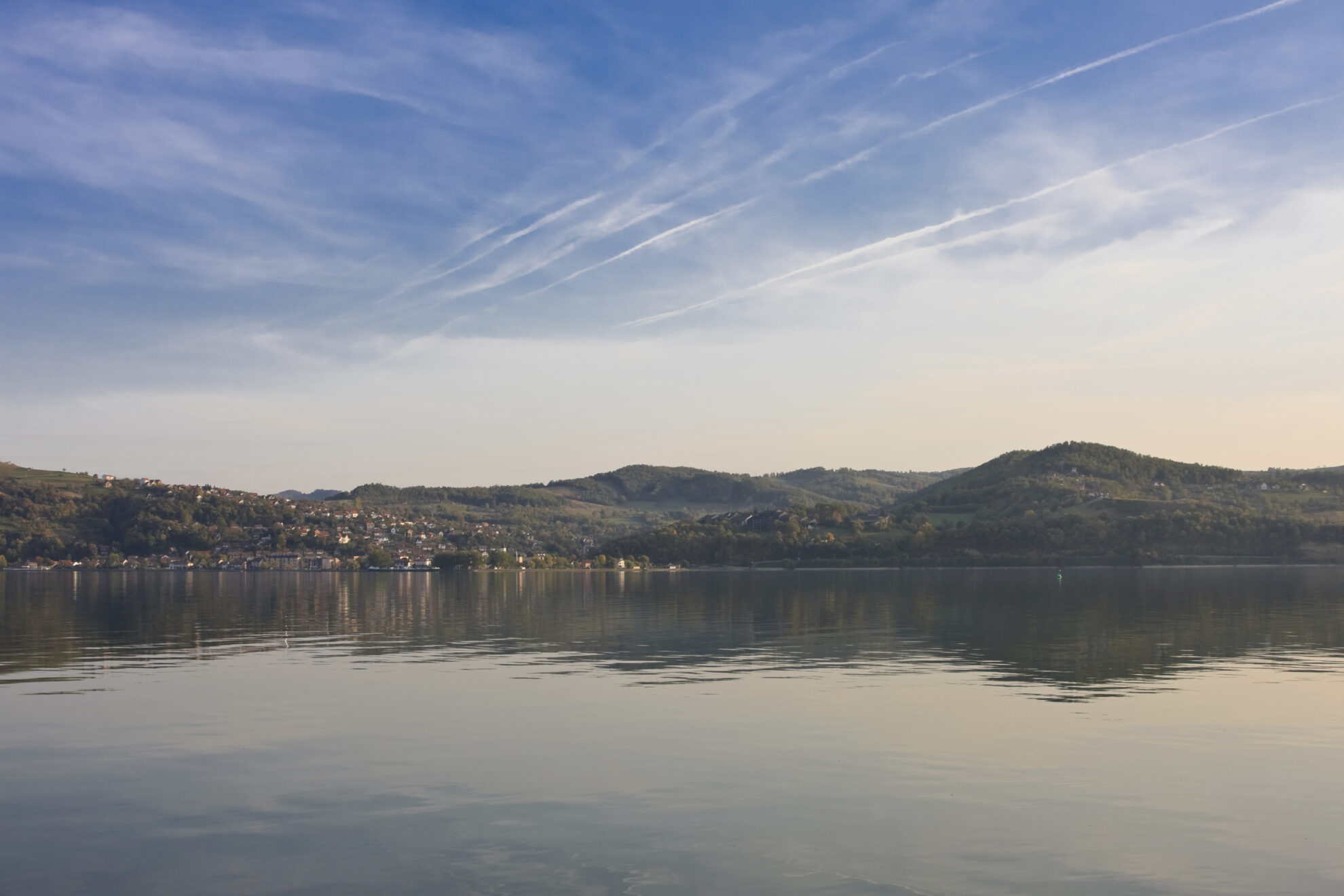 Skyline des Ufers von Donji Milanovac, Serbien