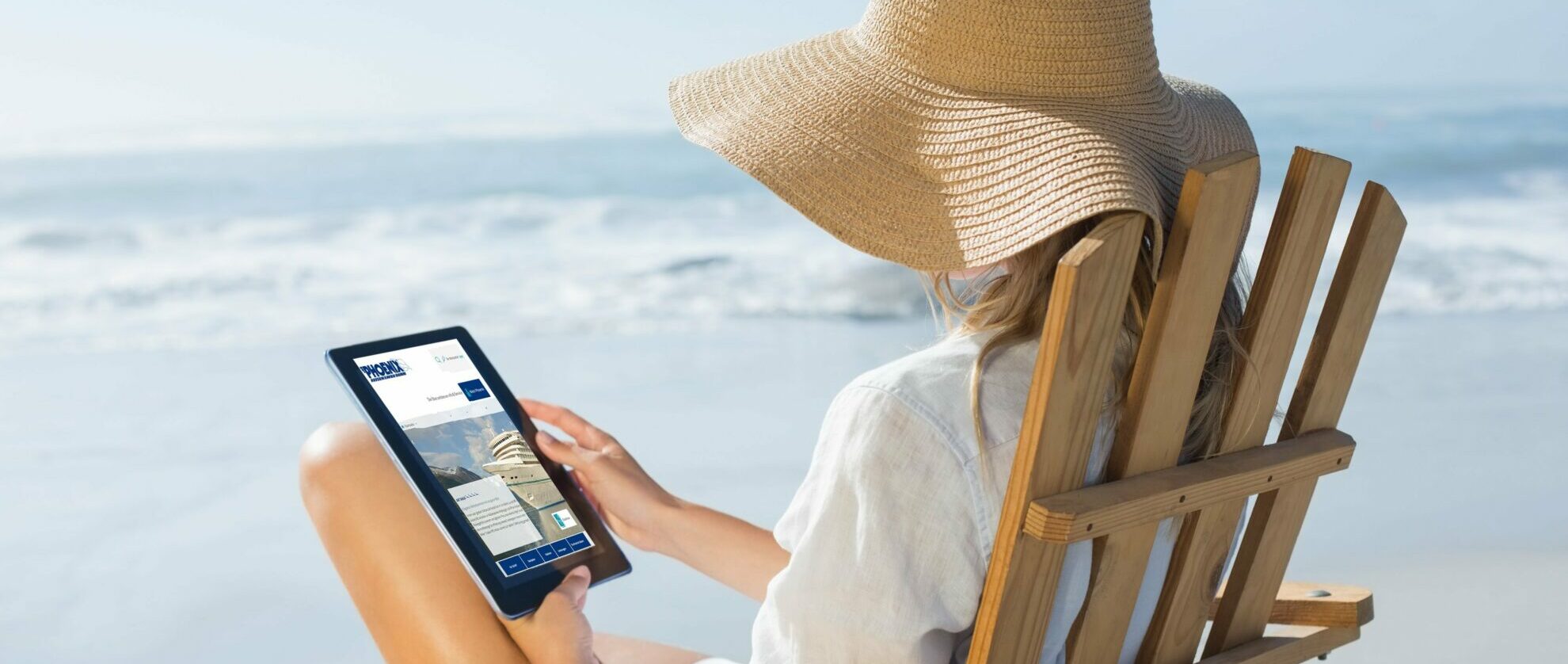 Frau am Strand mit Tablet
