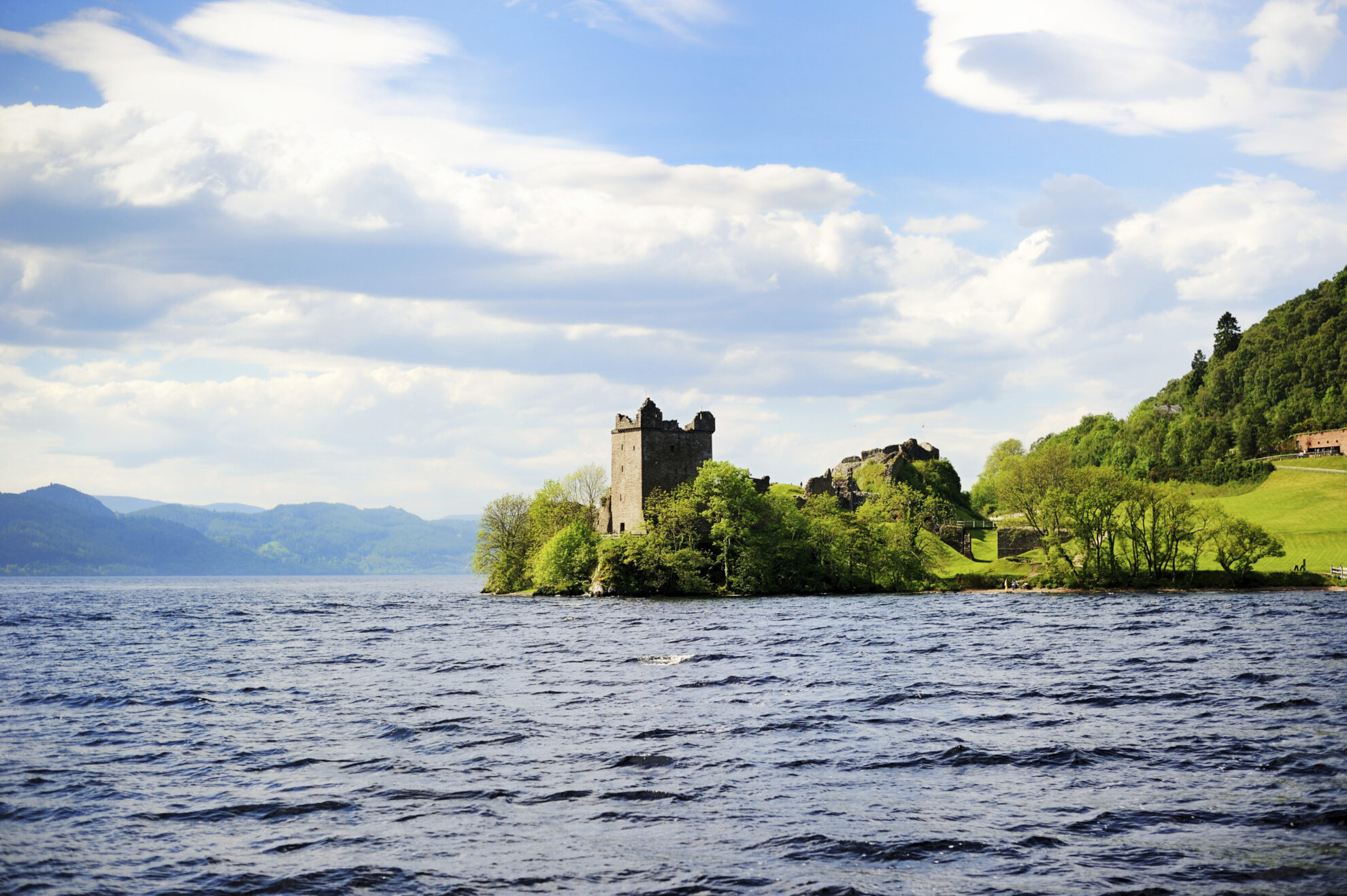 Loch Ness und Urquhart Schloss in Fort William, Schottland