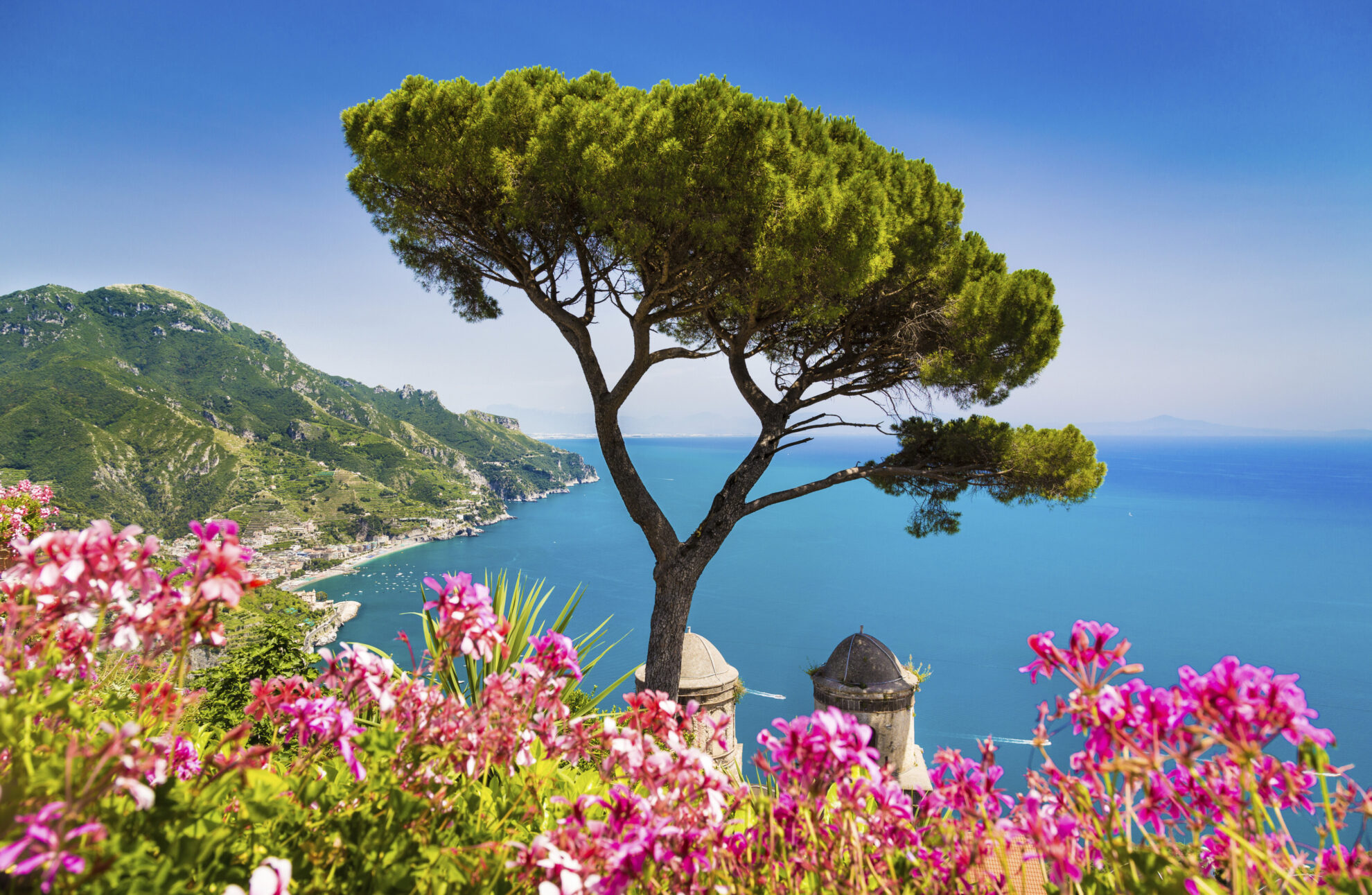 farbenfrohe Küste vom Golf von Sonero, Italien
