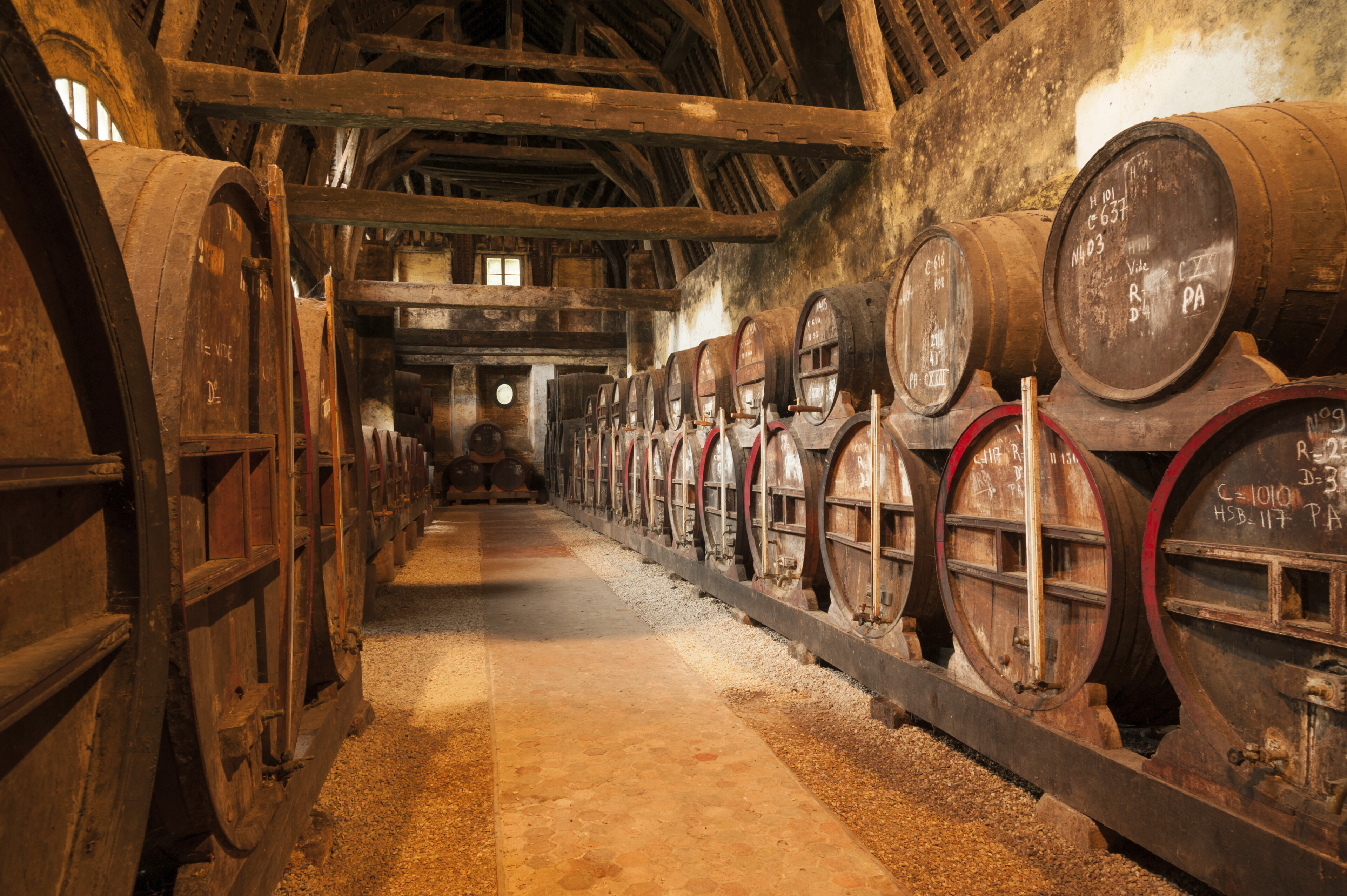 Traditionelles Getränk Calvados in Eichenfässern in der Stadt Le Havre, Frankreich
