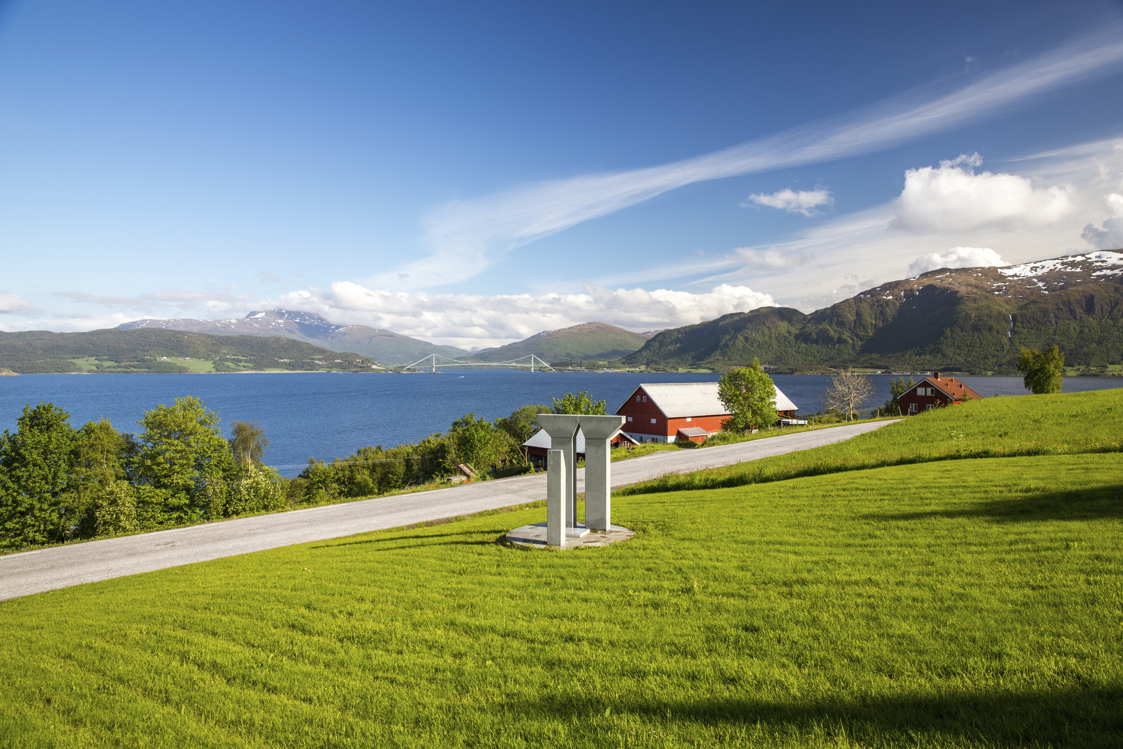 Blick über den Kvernesfjord auf die Gjemnessund-Brücke, Norwegen