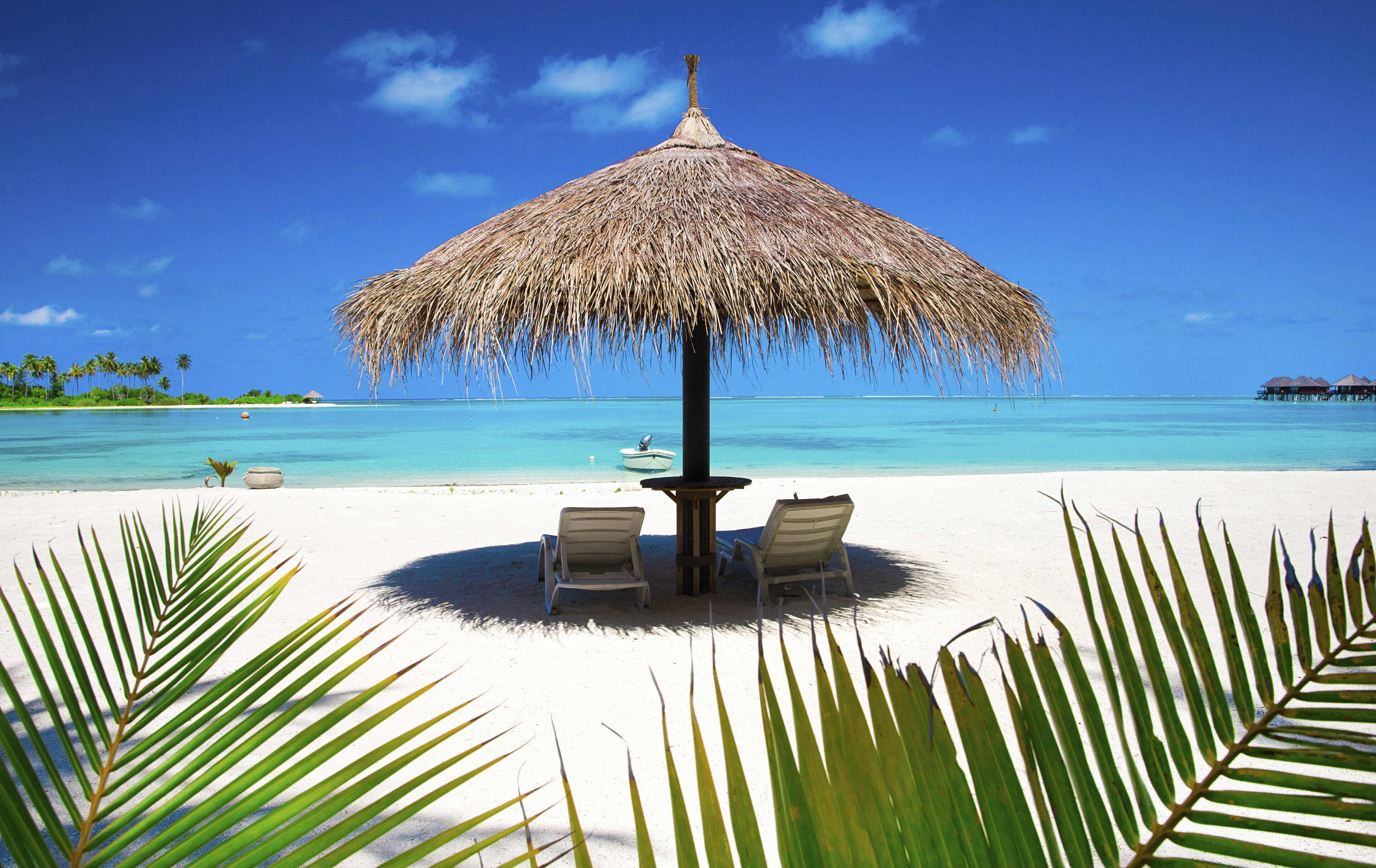 Liegen mit Schirm am Strand auf den Malediven