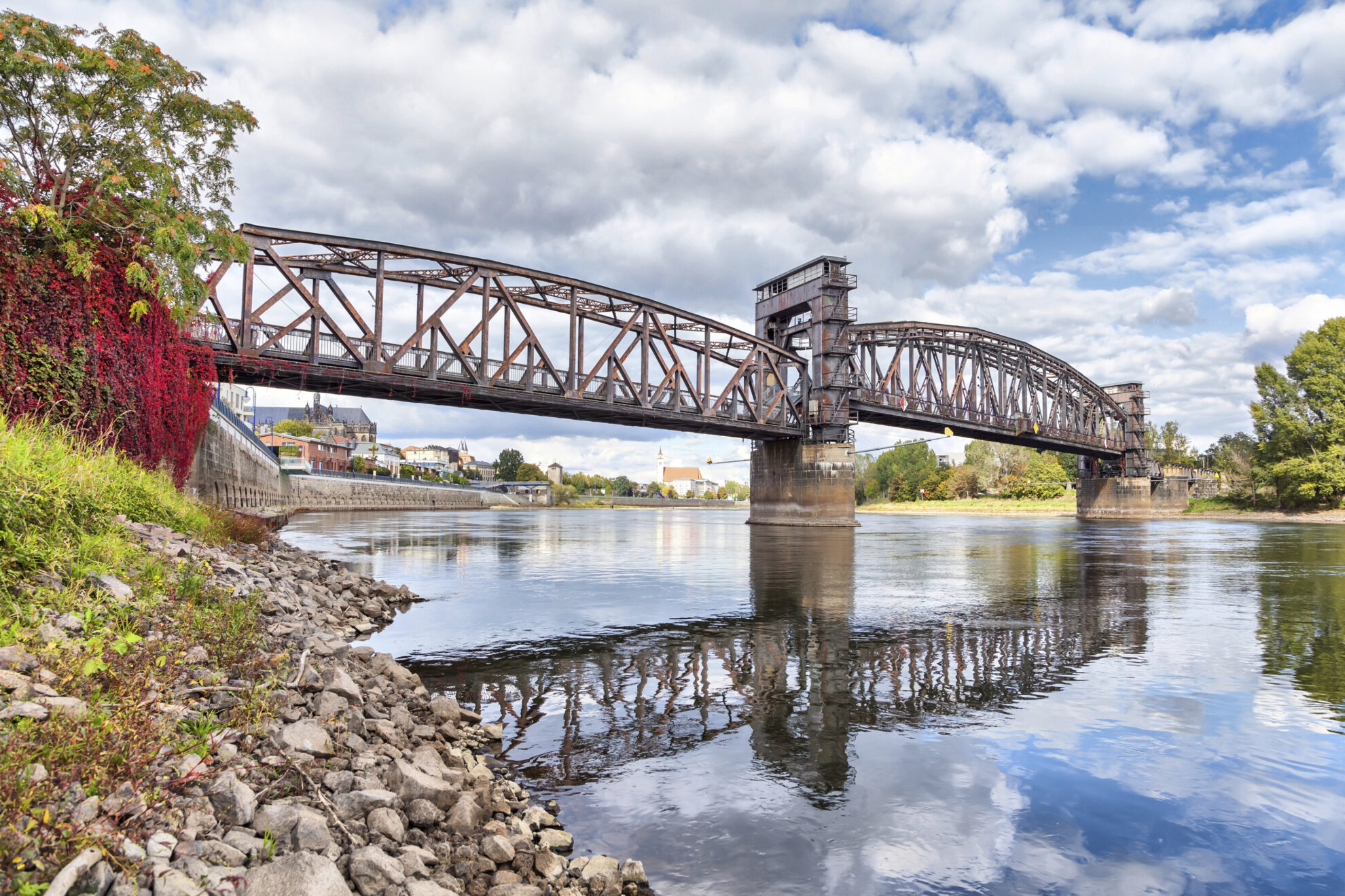 Alte Eisenbahnbrücke an der Elbe in Magdeburg, Deutschland