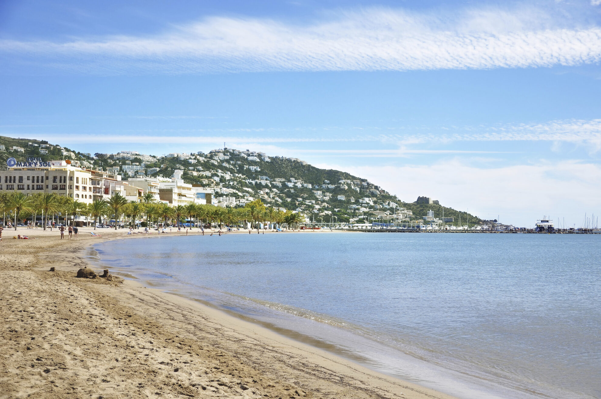 Strand mit Blick auf Roses, Spanien