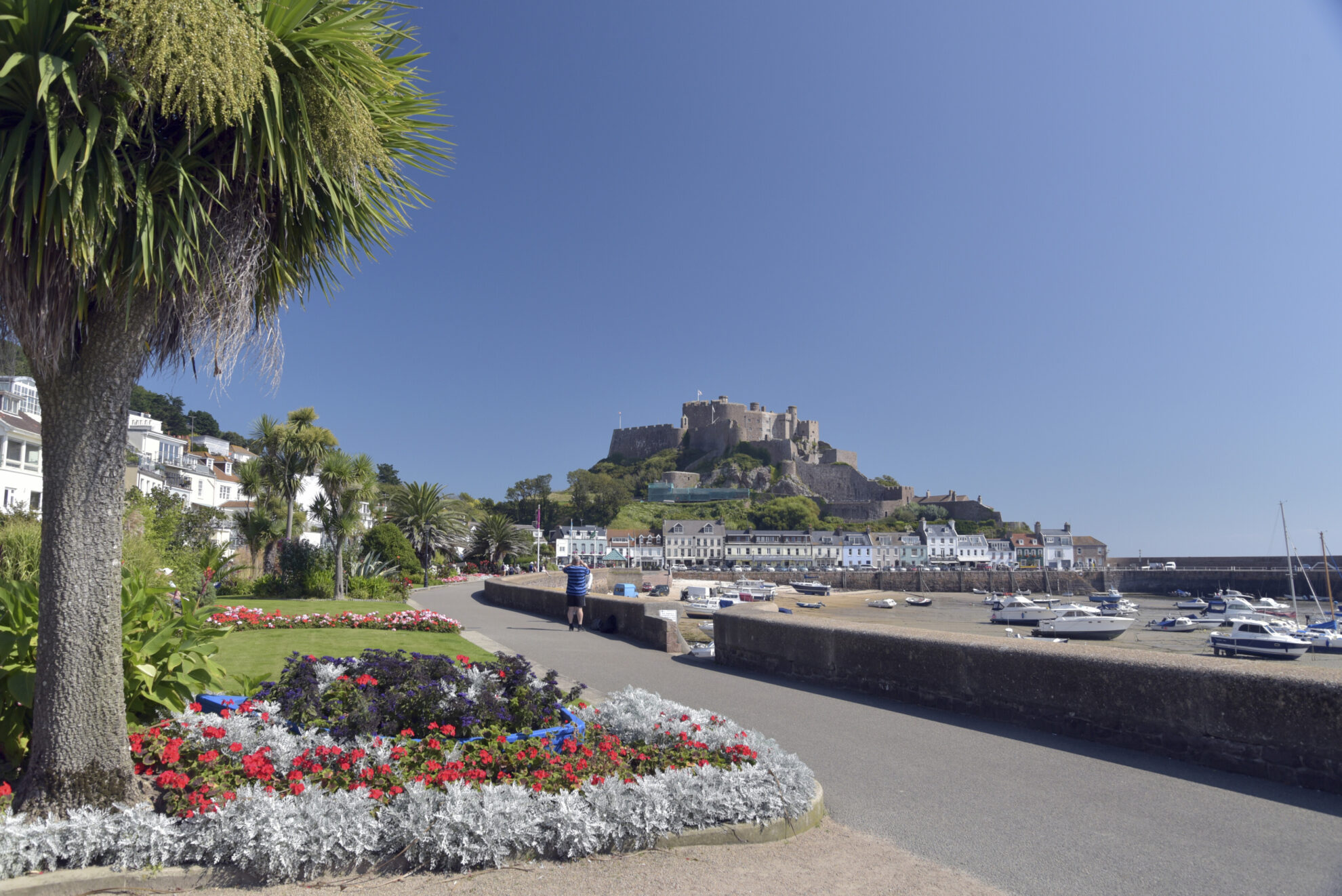 Hafen von St. Gorey mit Schloss, England