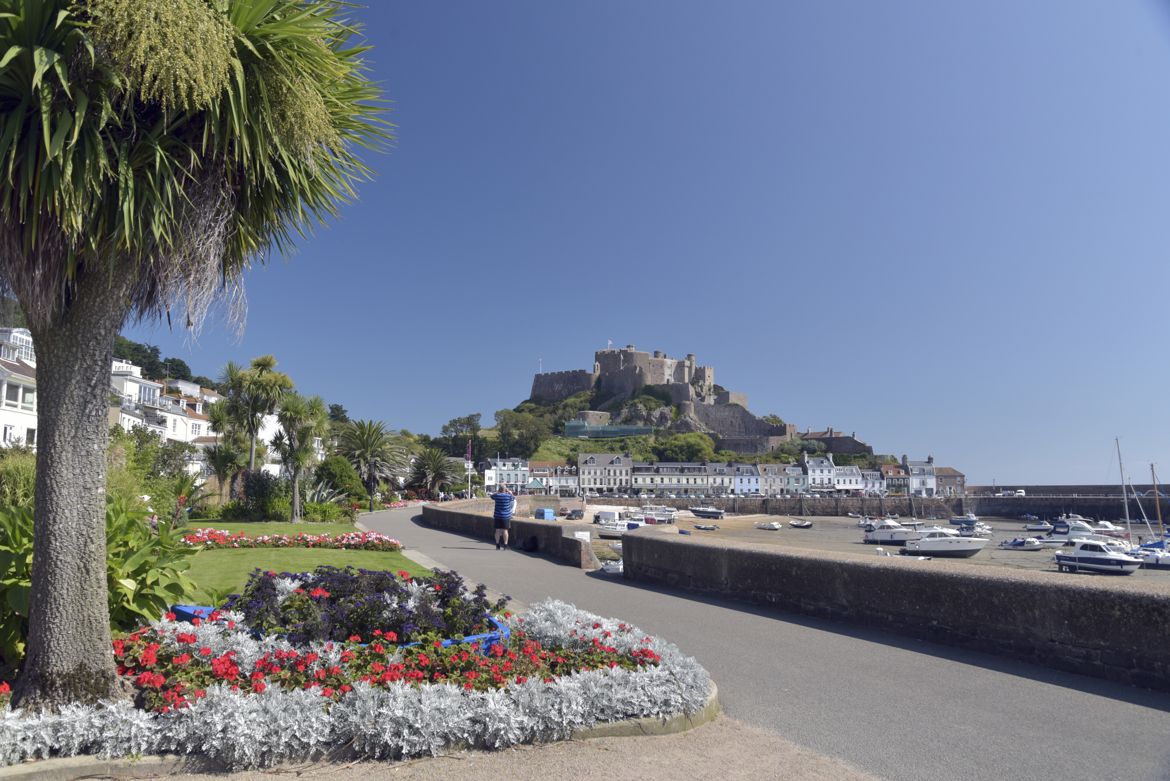 Hafen von St. Gorey mit Schloss, England