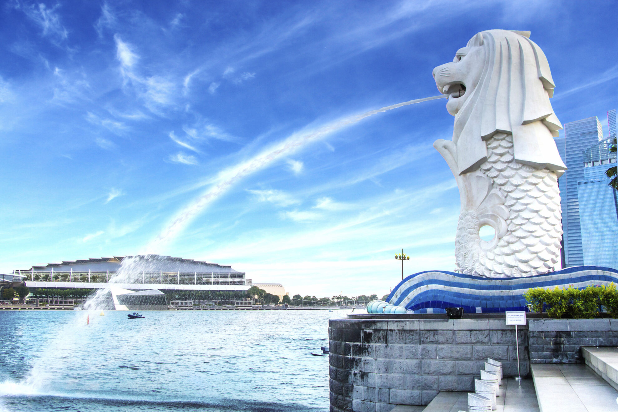 Blick auf Singapur mit türkis-blauem Himmel