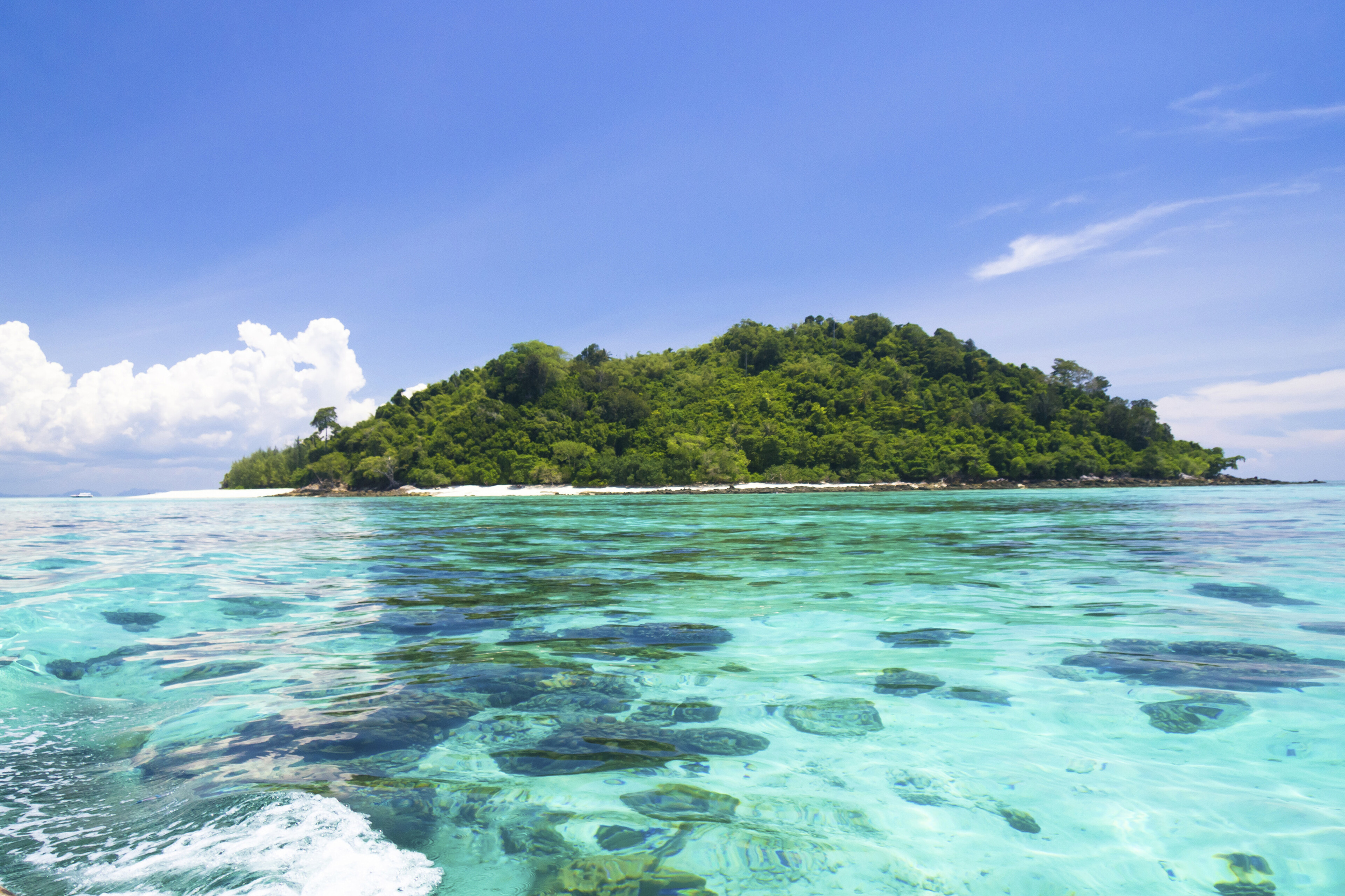 Türkises Wasser um eine kleine Insel auf den Malediven