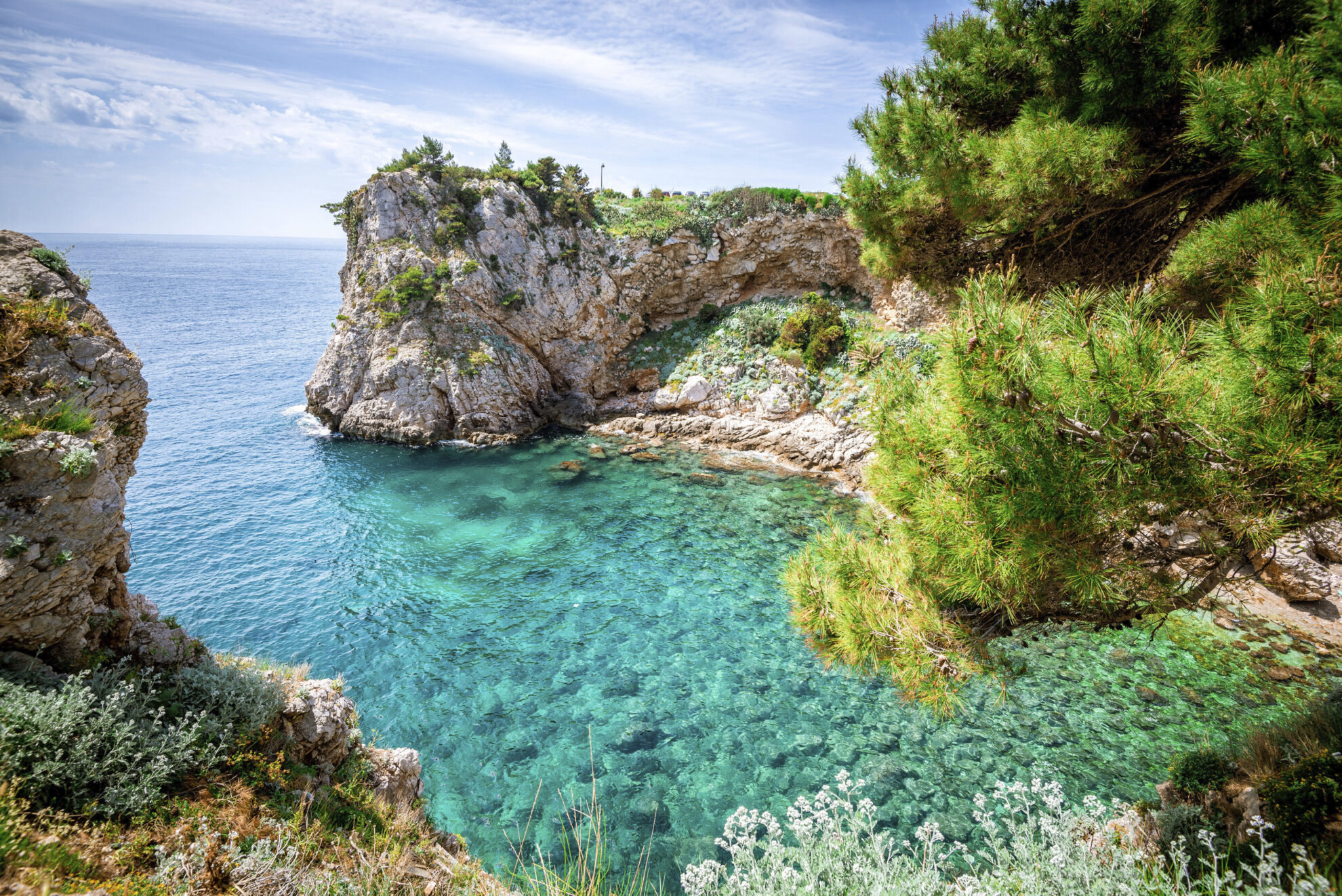 Die Bucht von Dubrovnik mit klarem Wasser, Kroatien