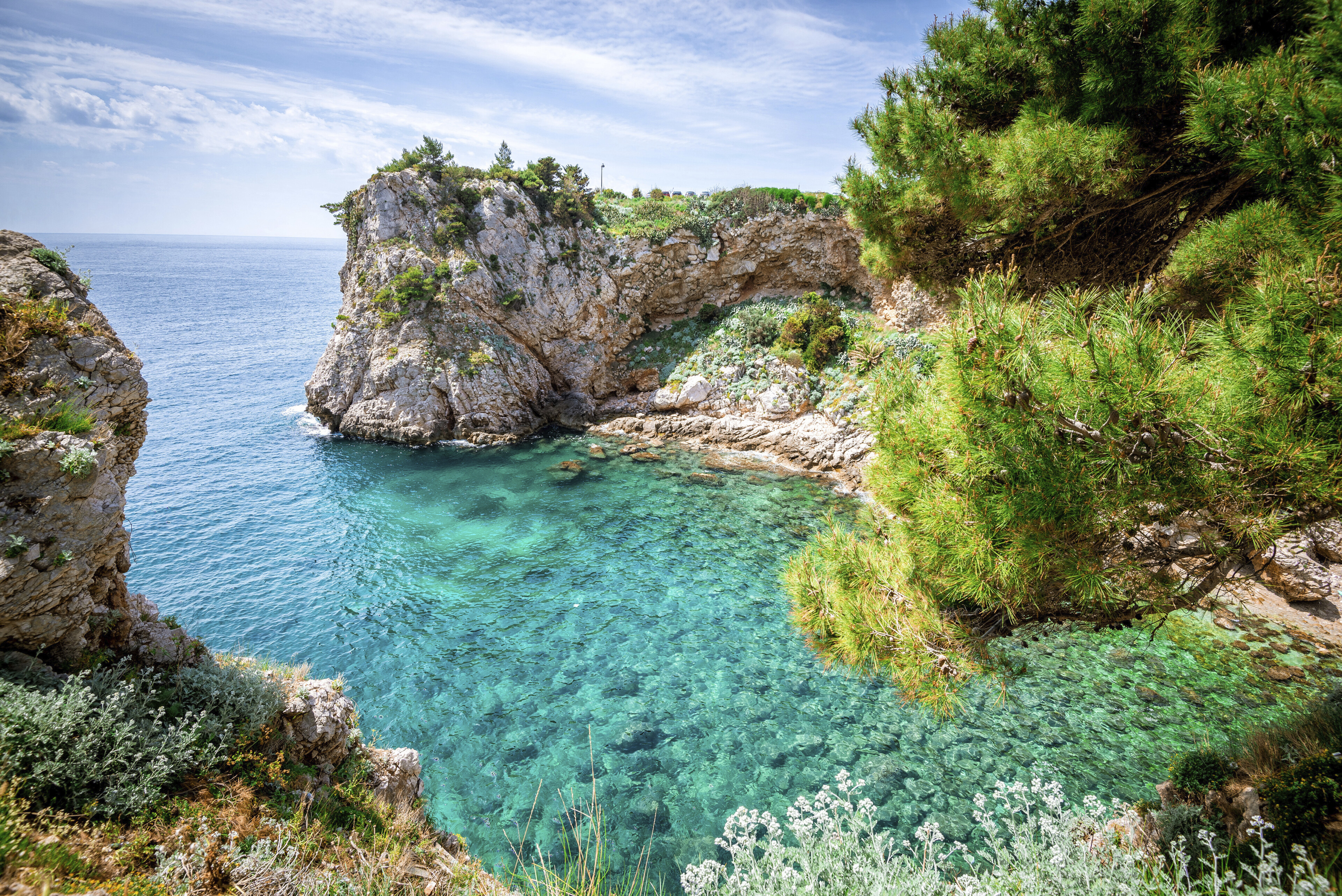 Die Bucht von Dubrovnik mit klarem Wasser, Kroatien