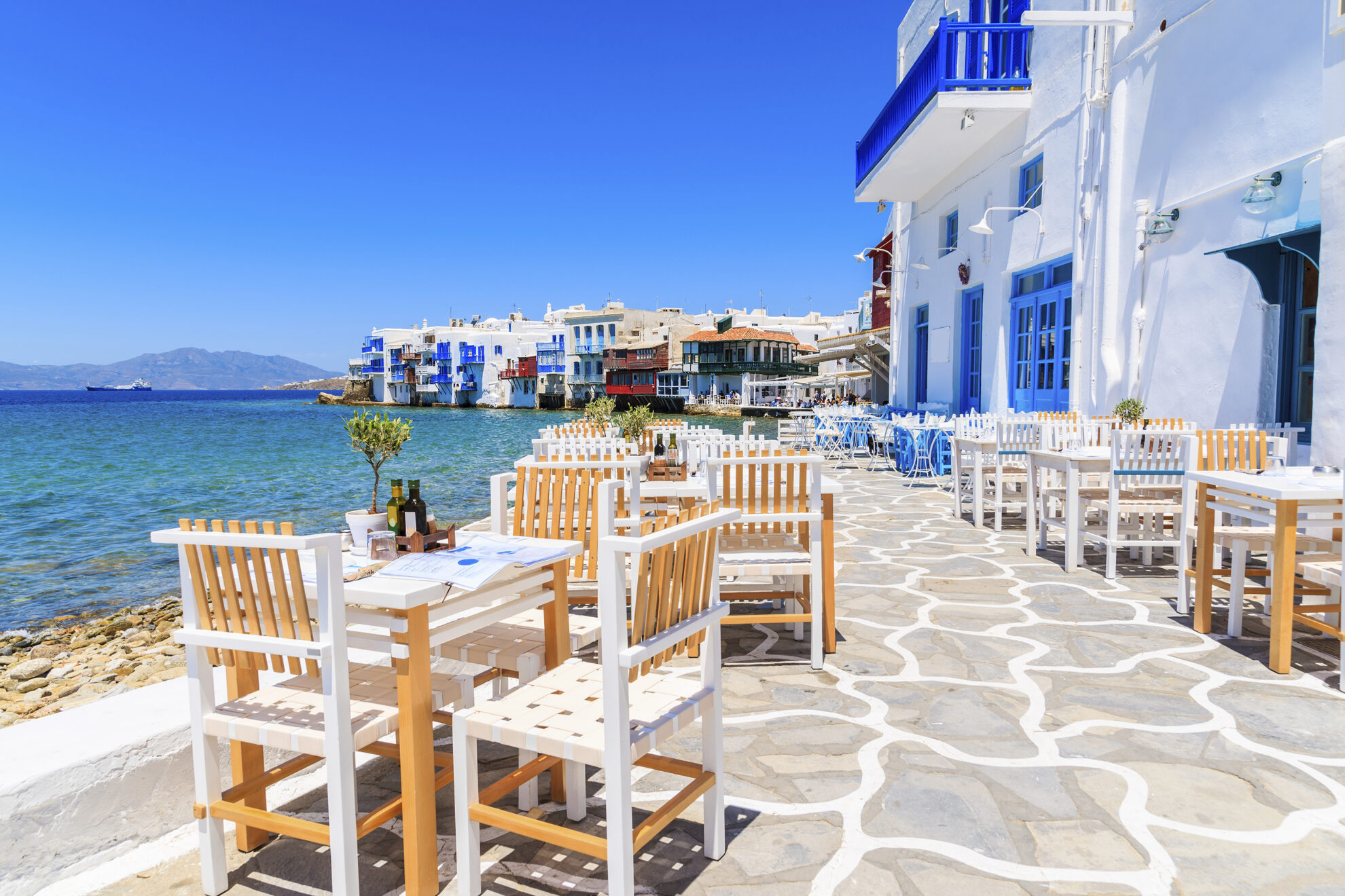 Restaurant an der Küste von Mykonos, Griechenland