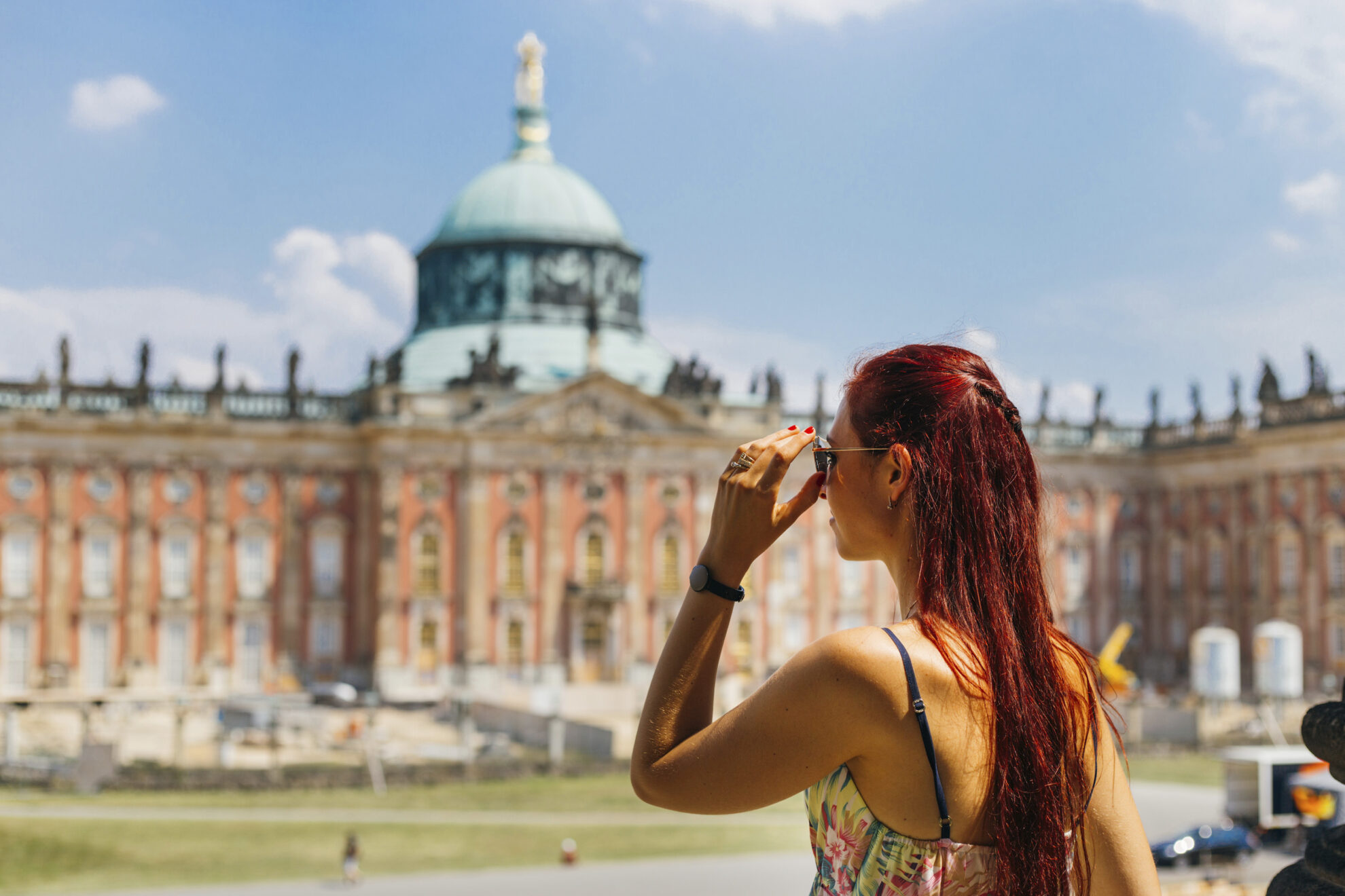 Frau vor dem Schloss Sanssouci in Potsdam, Deutschland