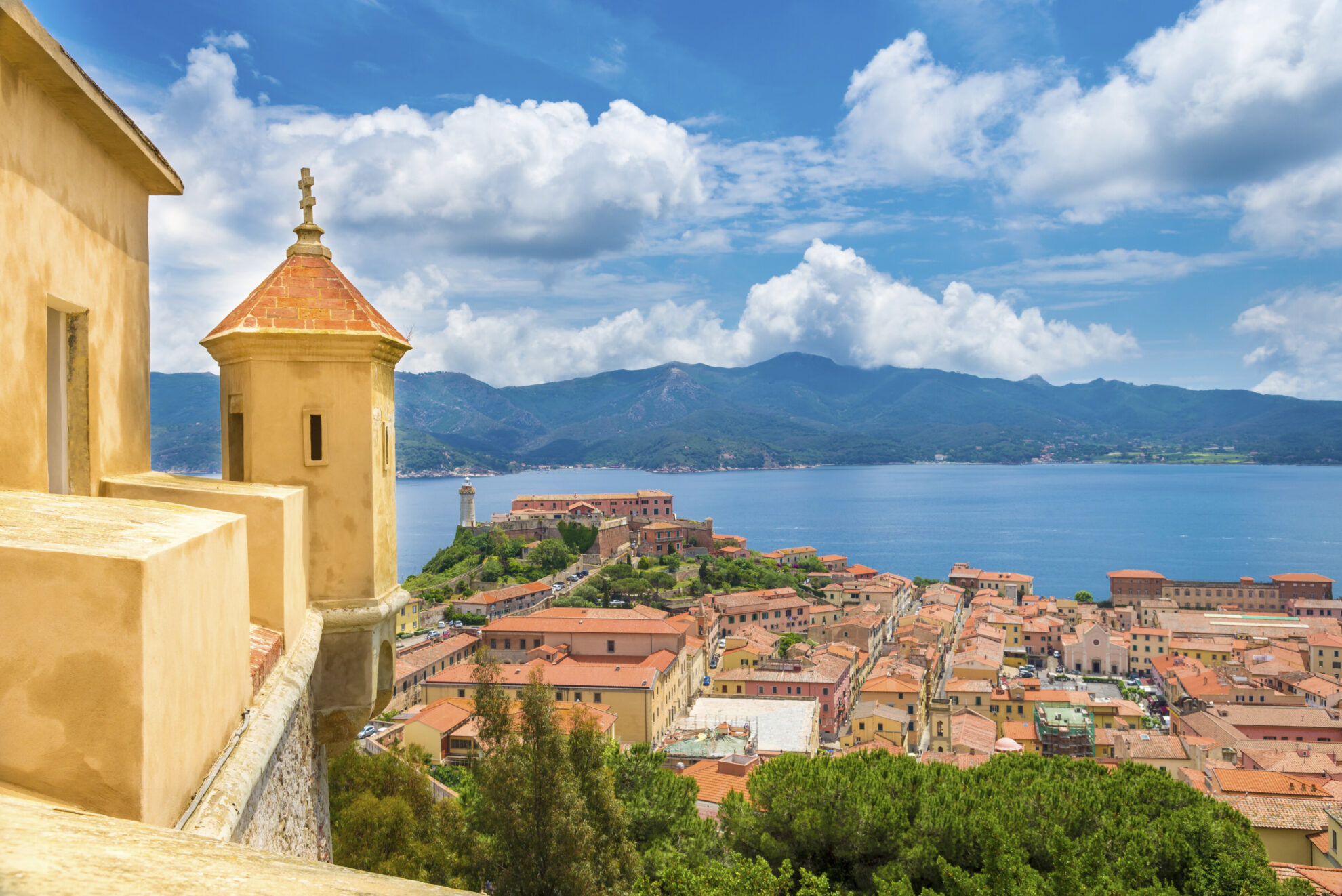 Forte Falcoone über den Dächern von Portoferreio, Italien