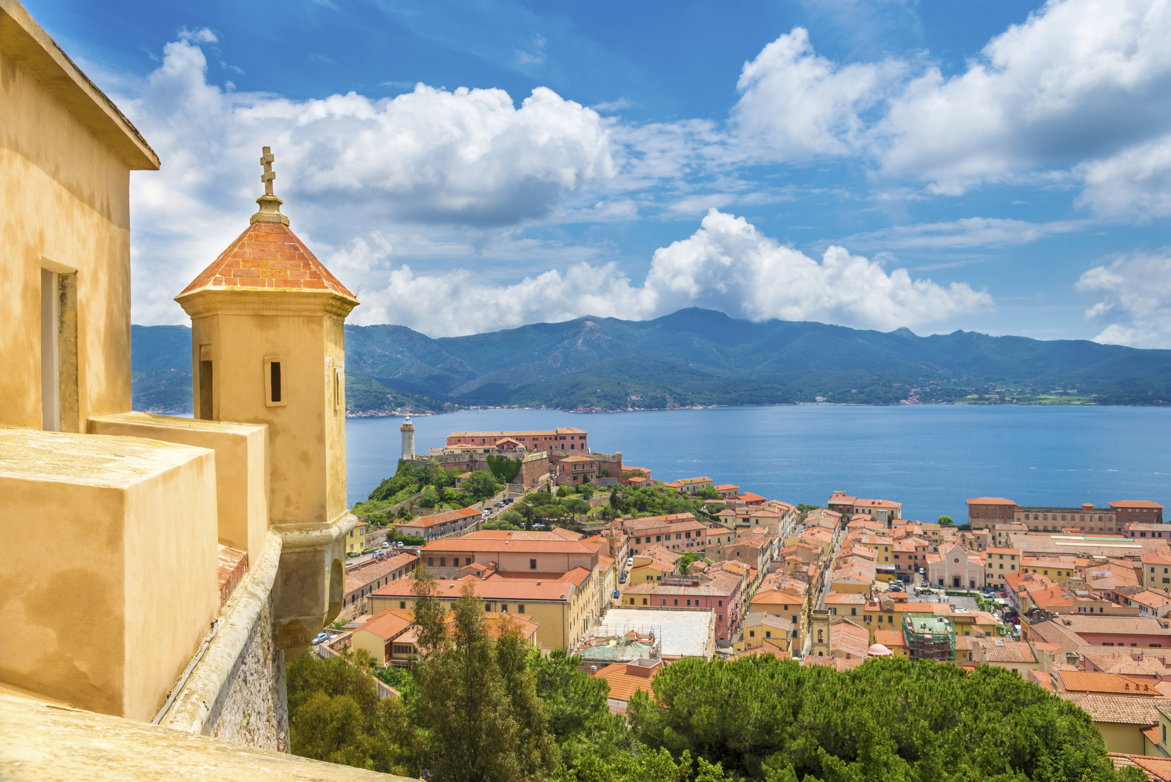 Forte Falcoone über den Dächern von Portoferreio, Italien