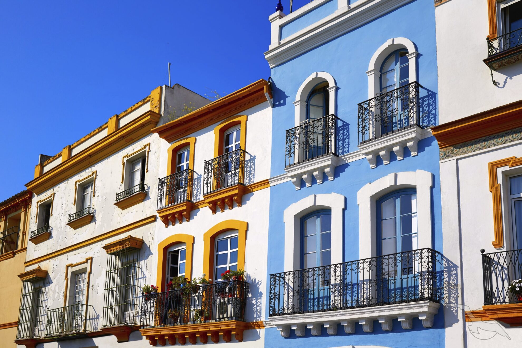 Die bunten Häuserfassaden in der spanischen Stadt Sevilla